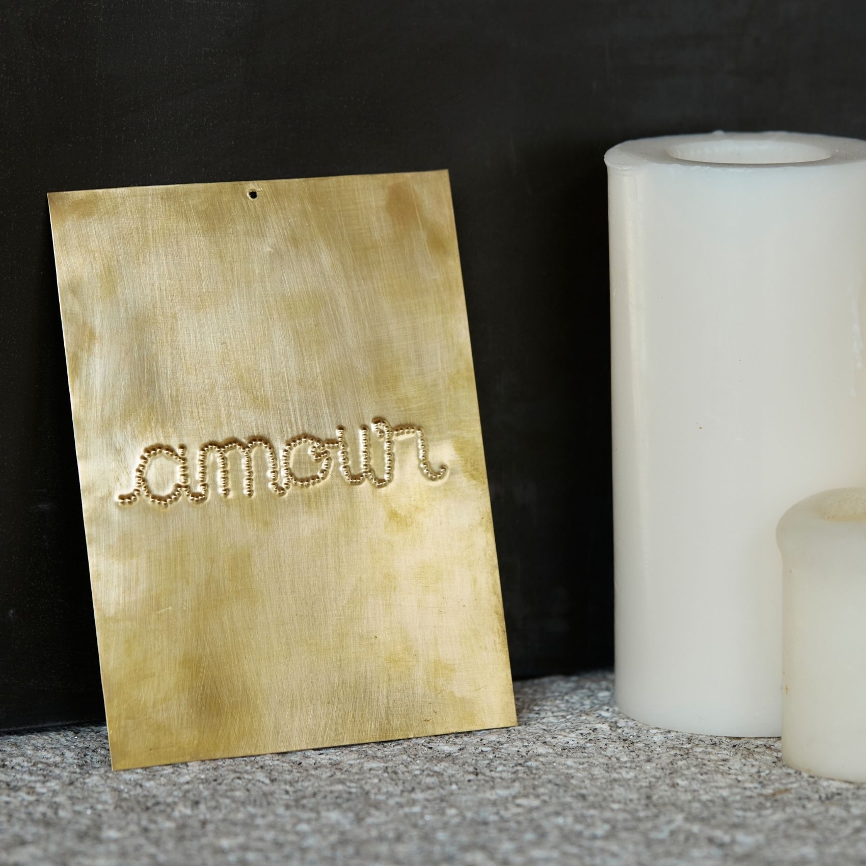 Déco murale laiton martelé AMOUR — vue 4