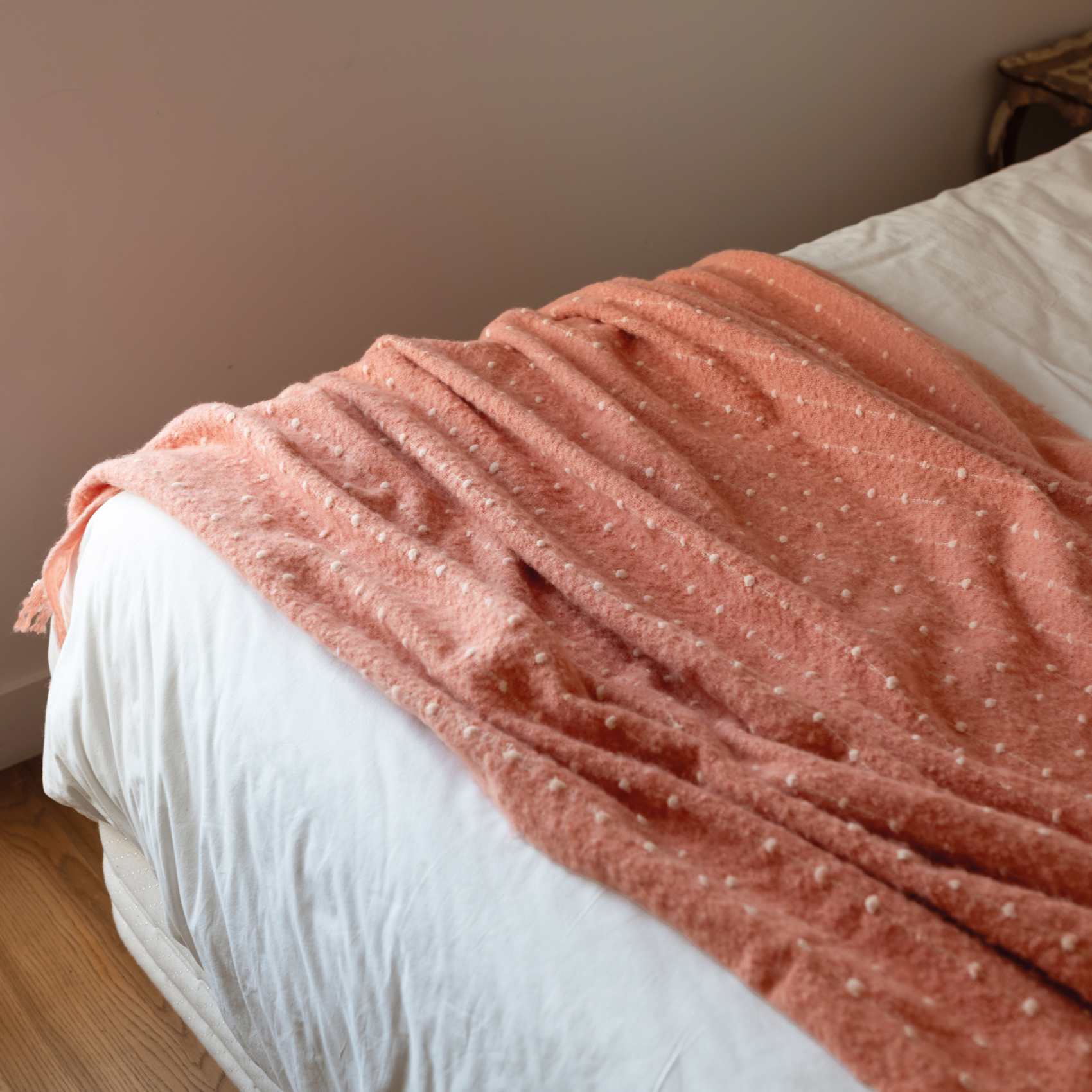 Chemin de lit / Étole aspect mohair à pois — vue 5