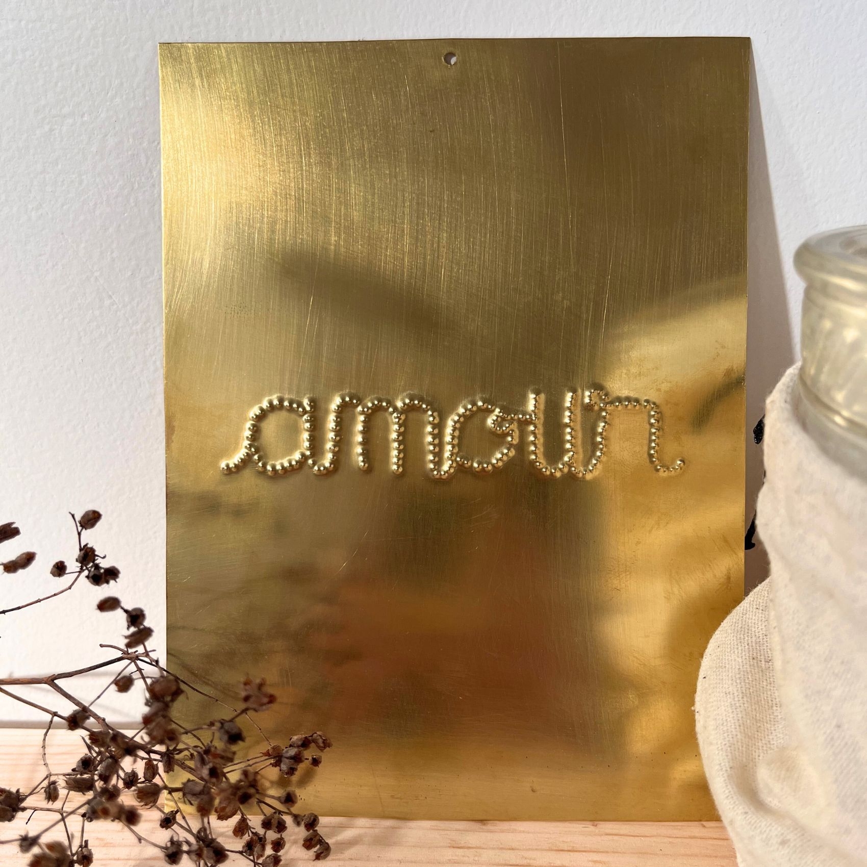 Déco murale laiton martelé AMOUR — vue 3