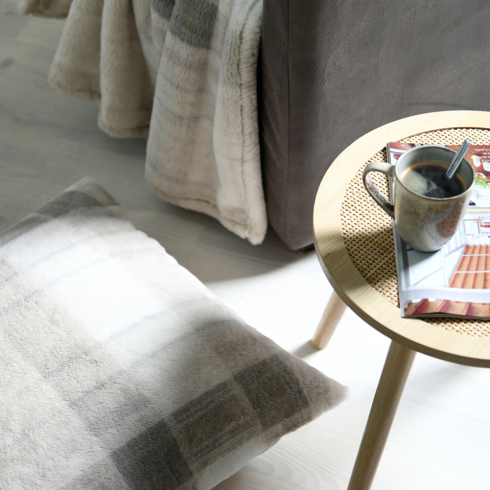 Coussin à carreaux écossais en imitation fourrure — vue 3