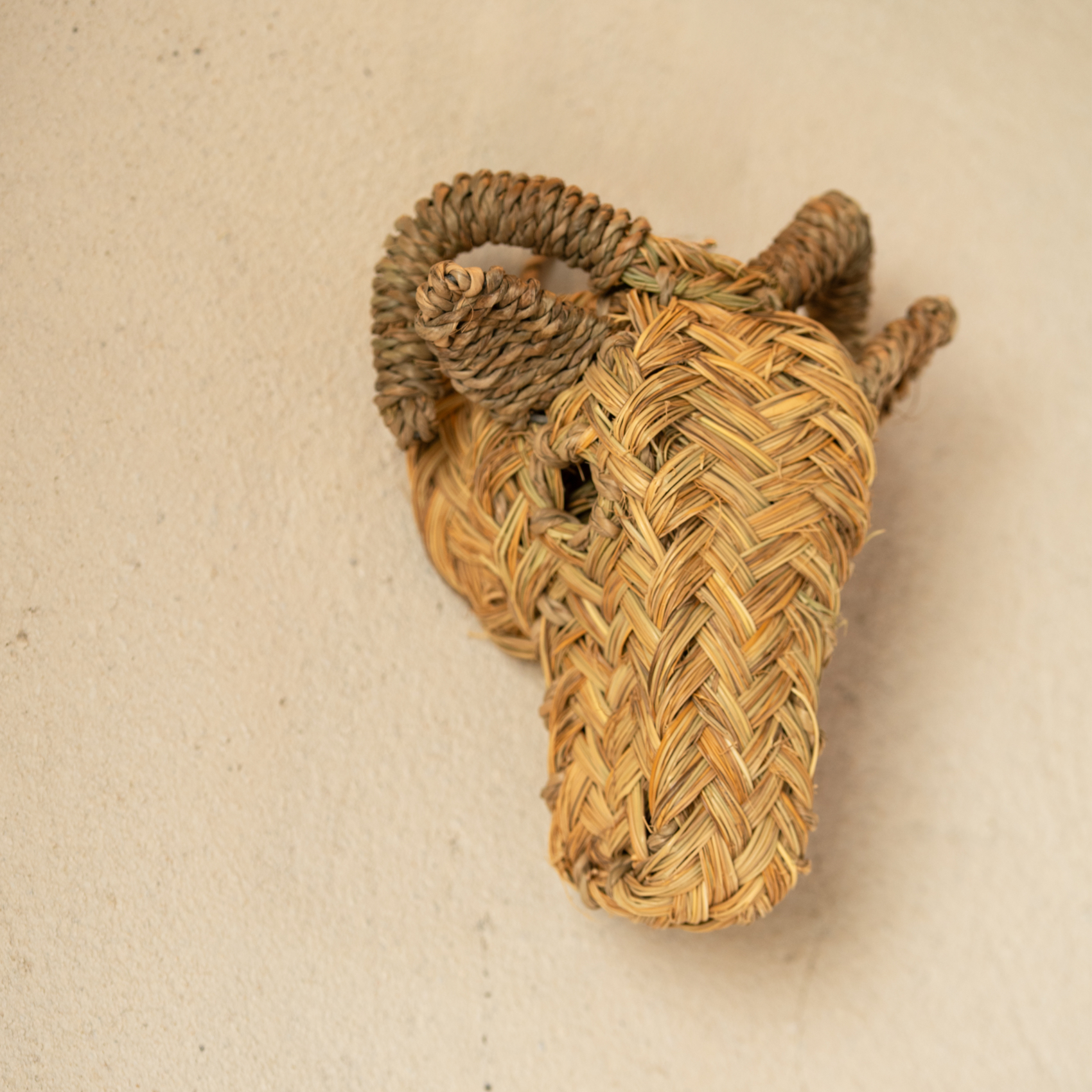 Déco murale petite tête de Bouc en paille — vue 3