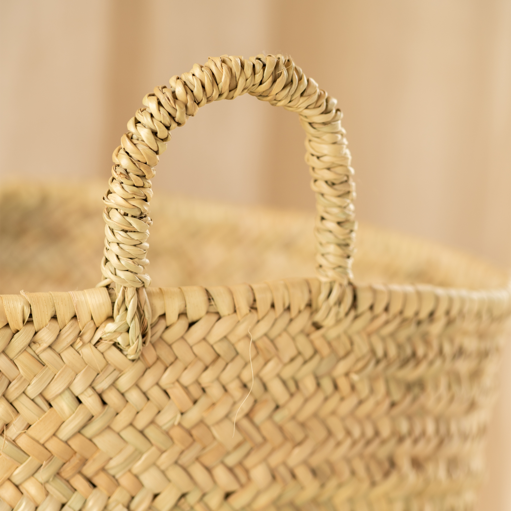 Grand panier en feuilles de palmier avec anse — vue 3
