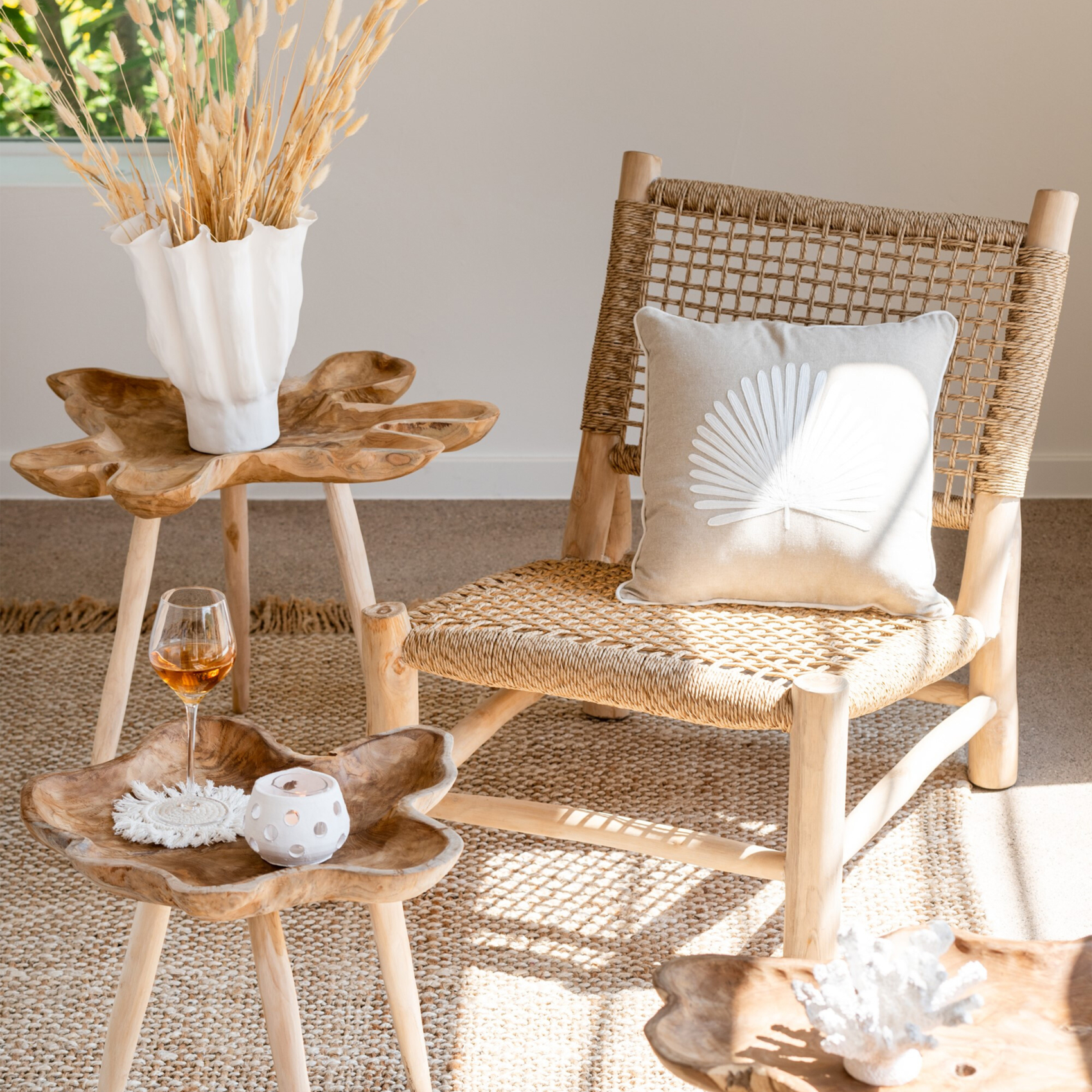 Fauteuil bas en bois et tressage — vue 6