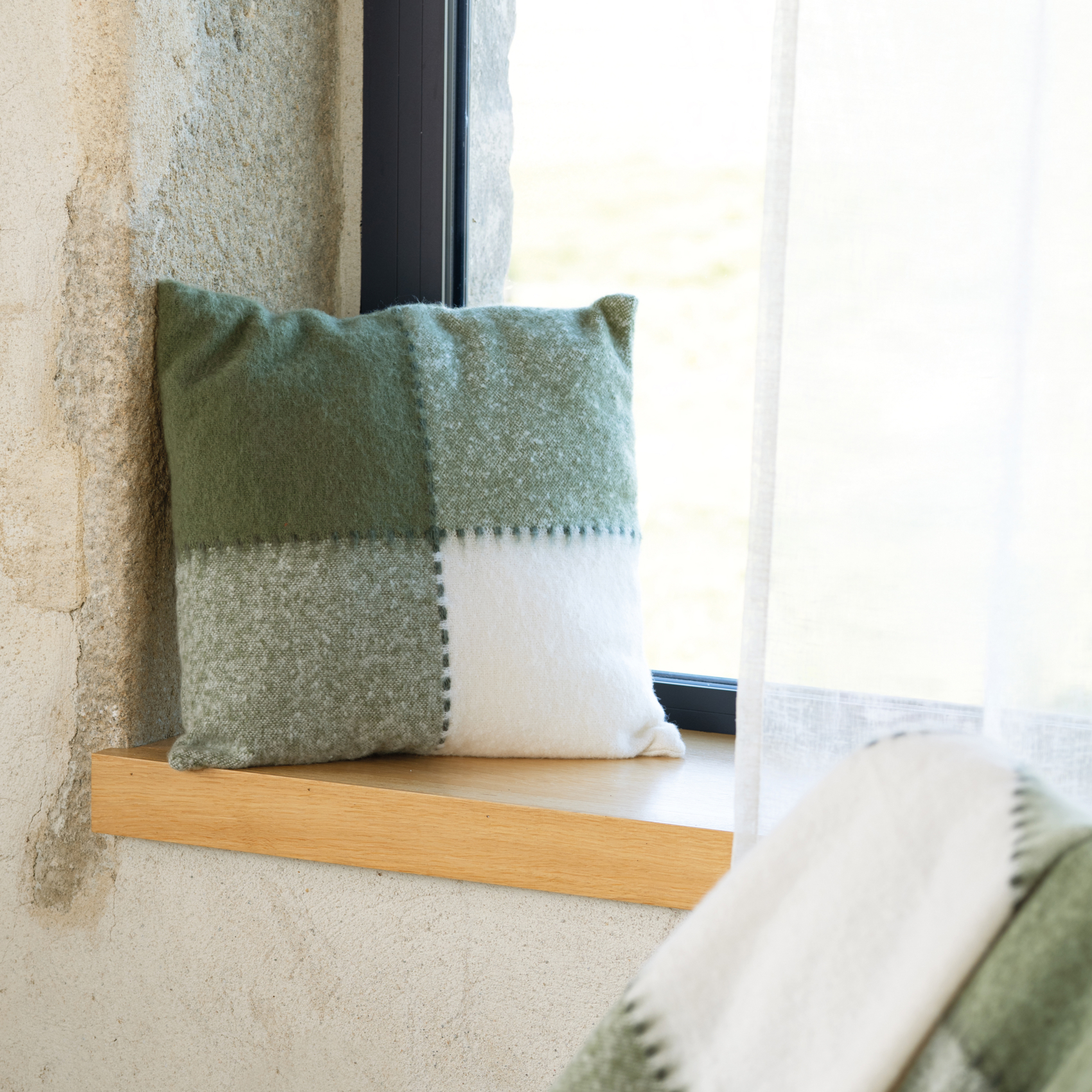 Housse de coussin à carreaux aspect mohair — vue 6