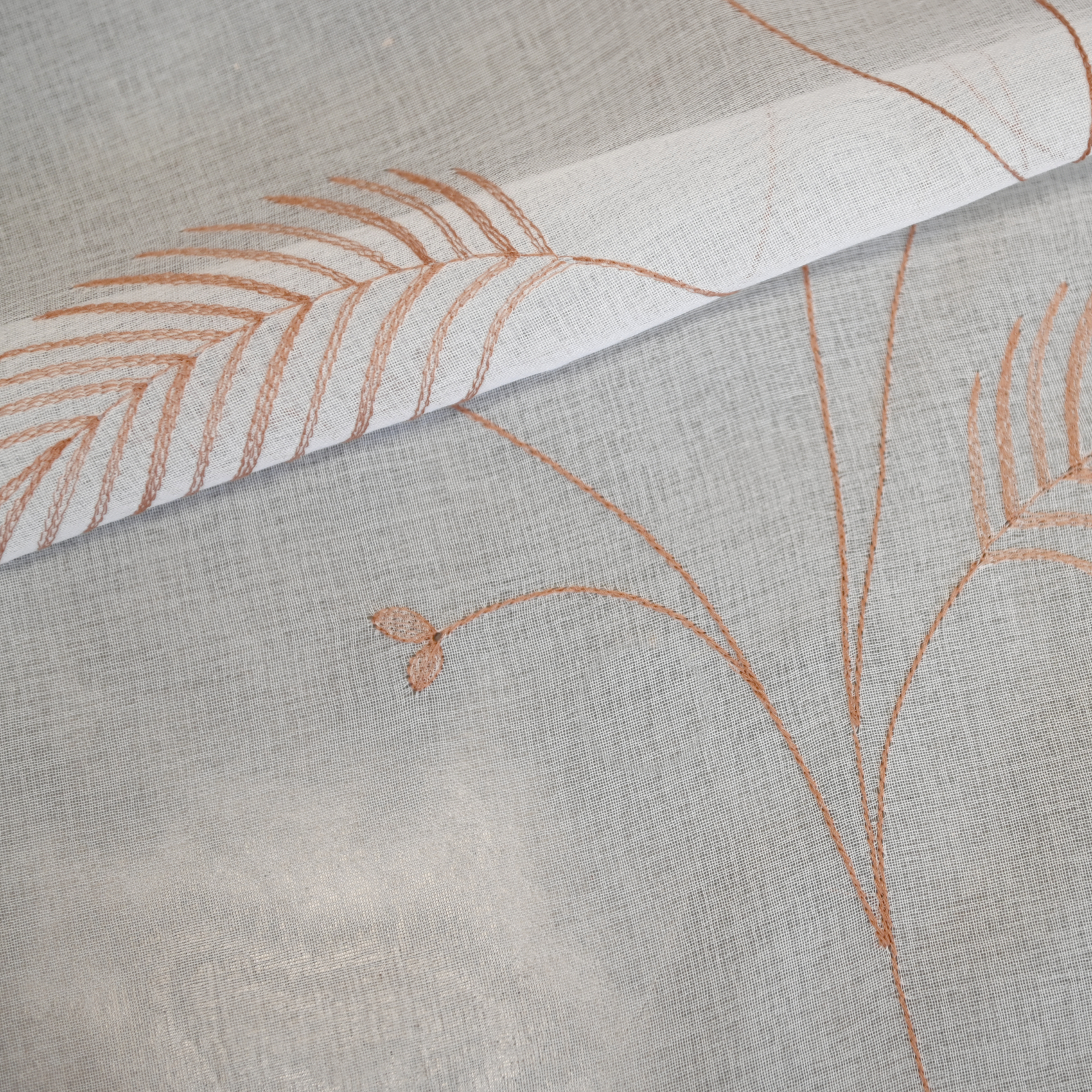 Tissu voilage brodé motif feuilles avec bas plombé — vue 5