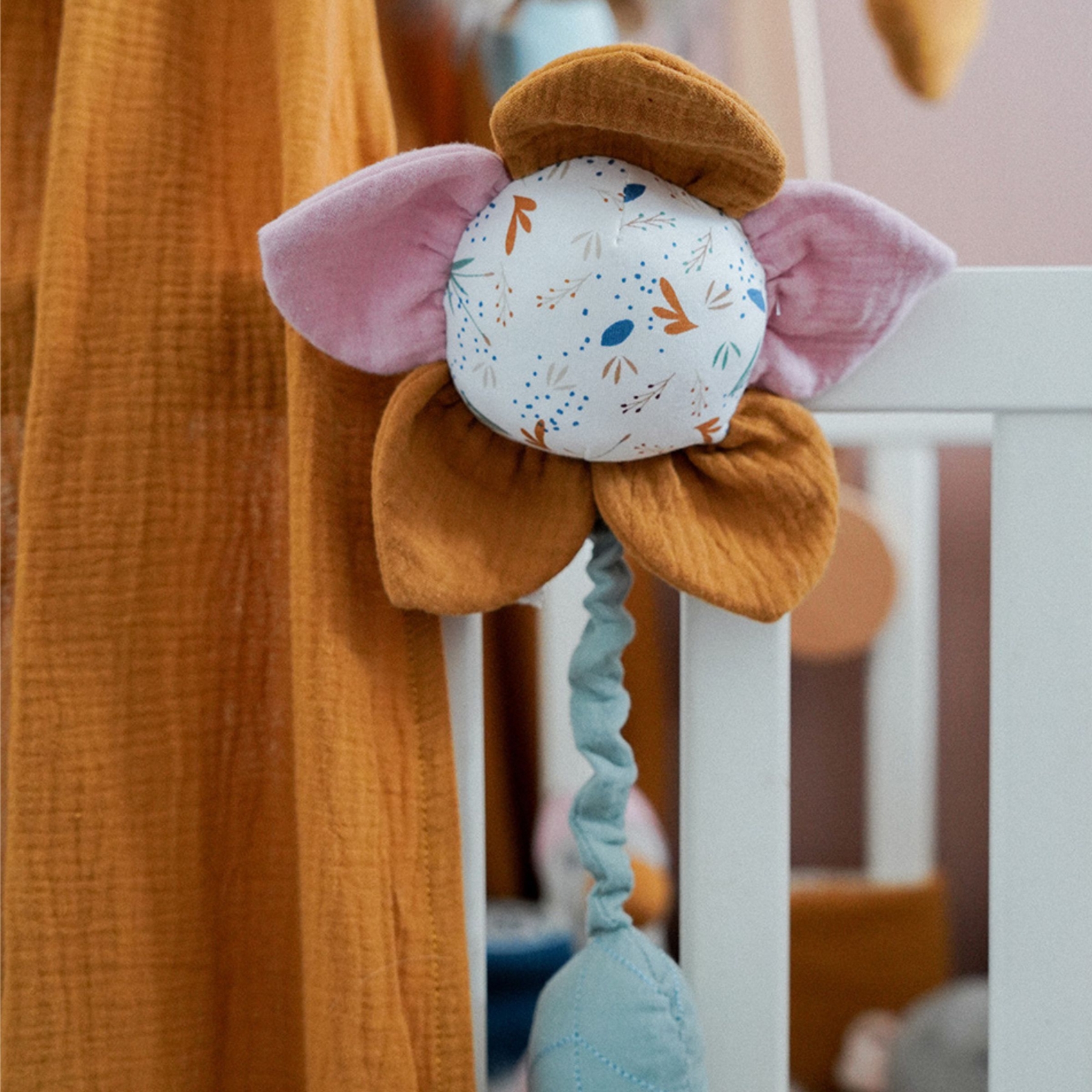 Peluche musical fleur pour bébé — vue 3