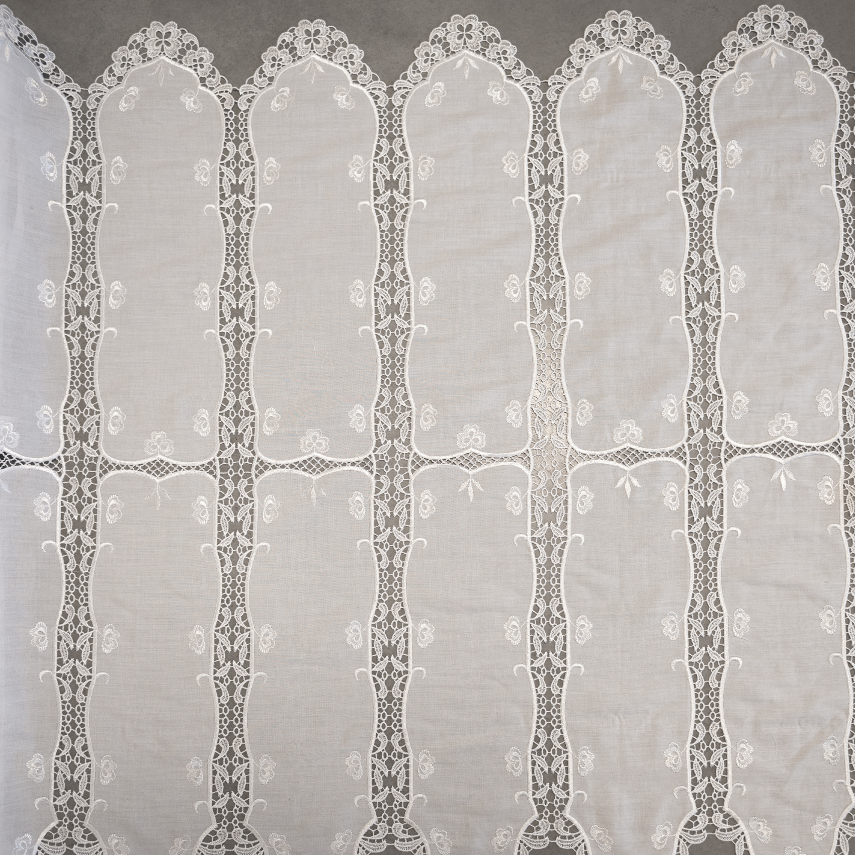 Brise-bise ajouré avec macramé fleuri — vue 3