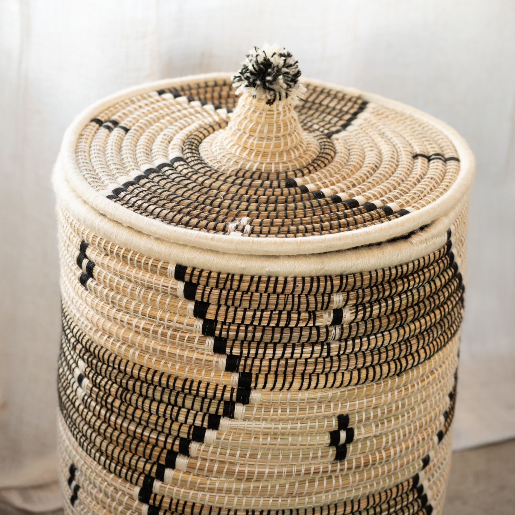 Panier à linge motifs ethniques en fibres naturelles — vue 3