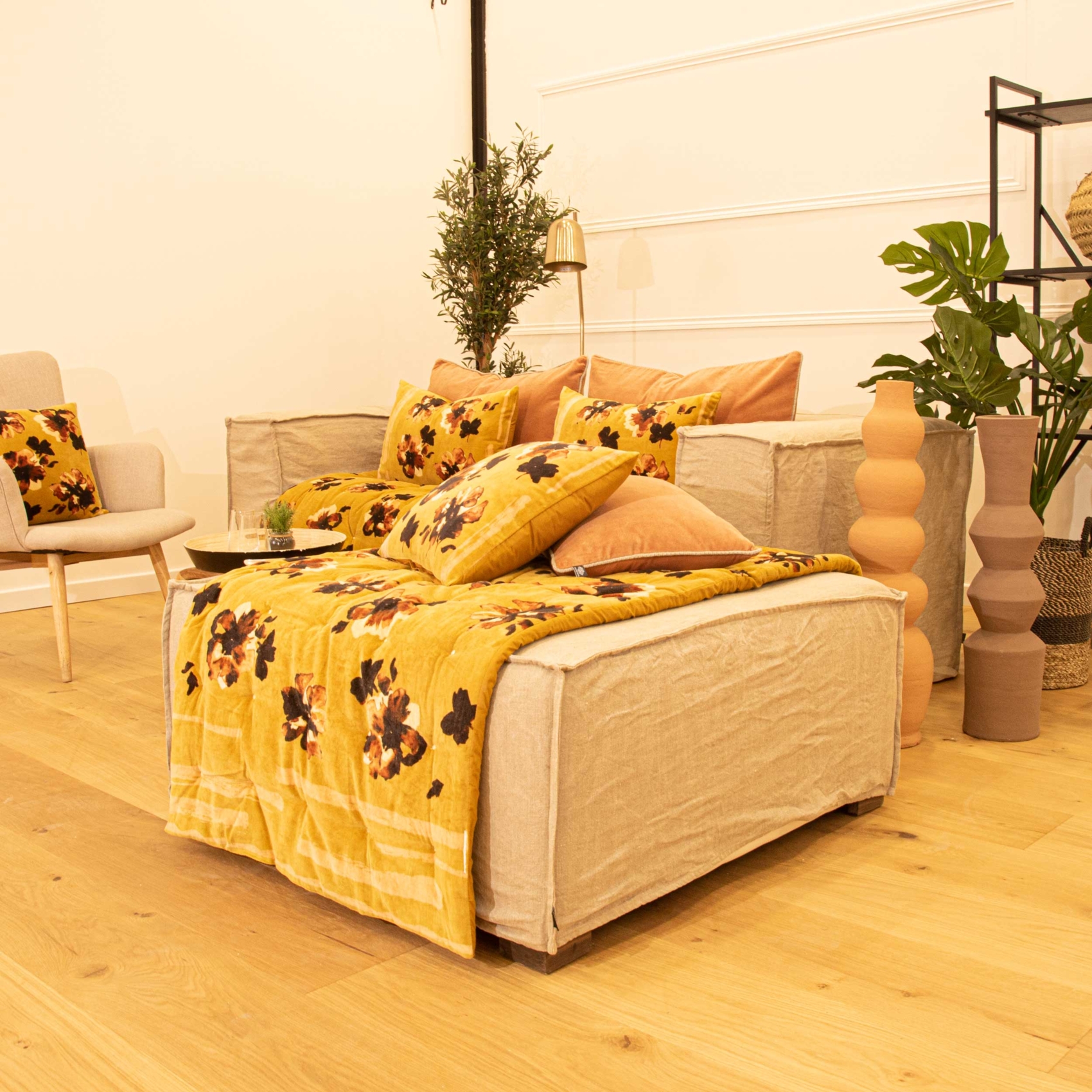 Coussin floral en velours — vue 3