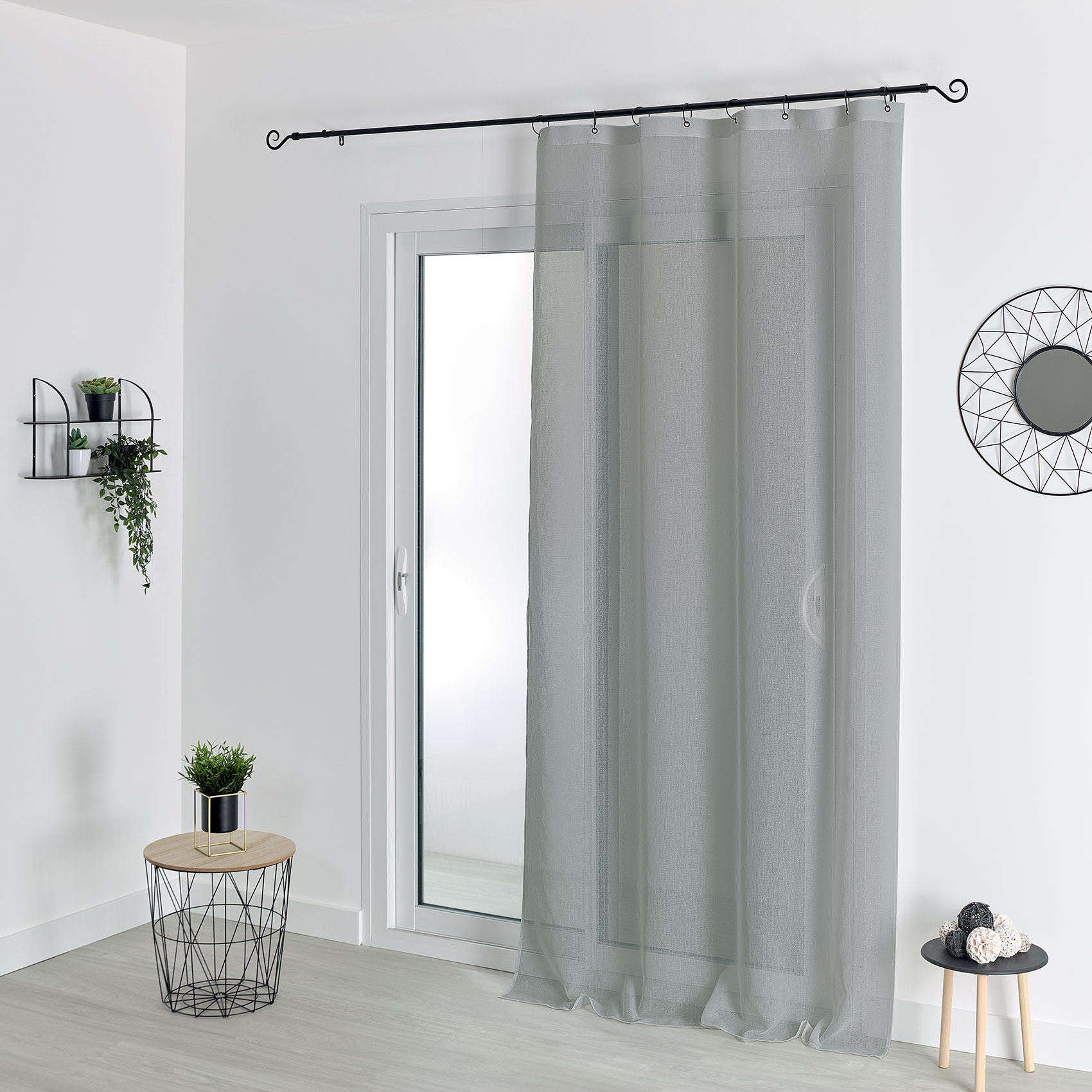 Voilage à anneaux noirs amovibles