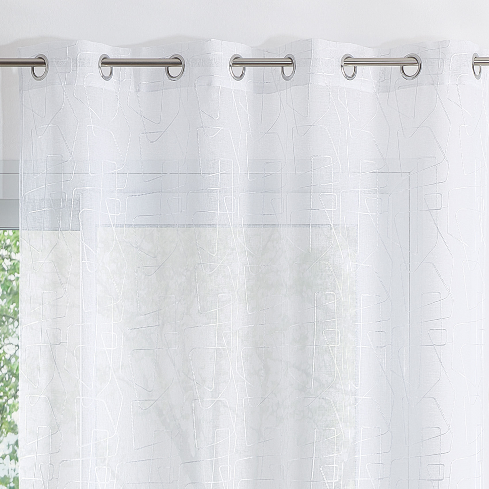 Voilage brodé au style graphique — vue 3