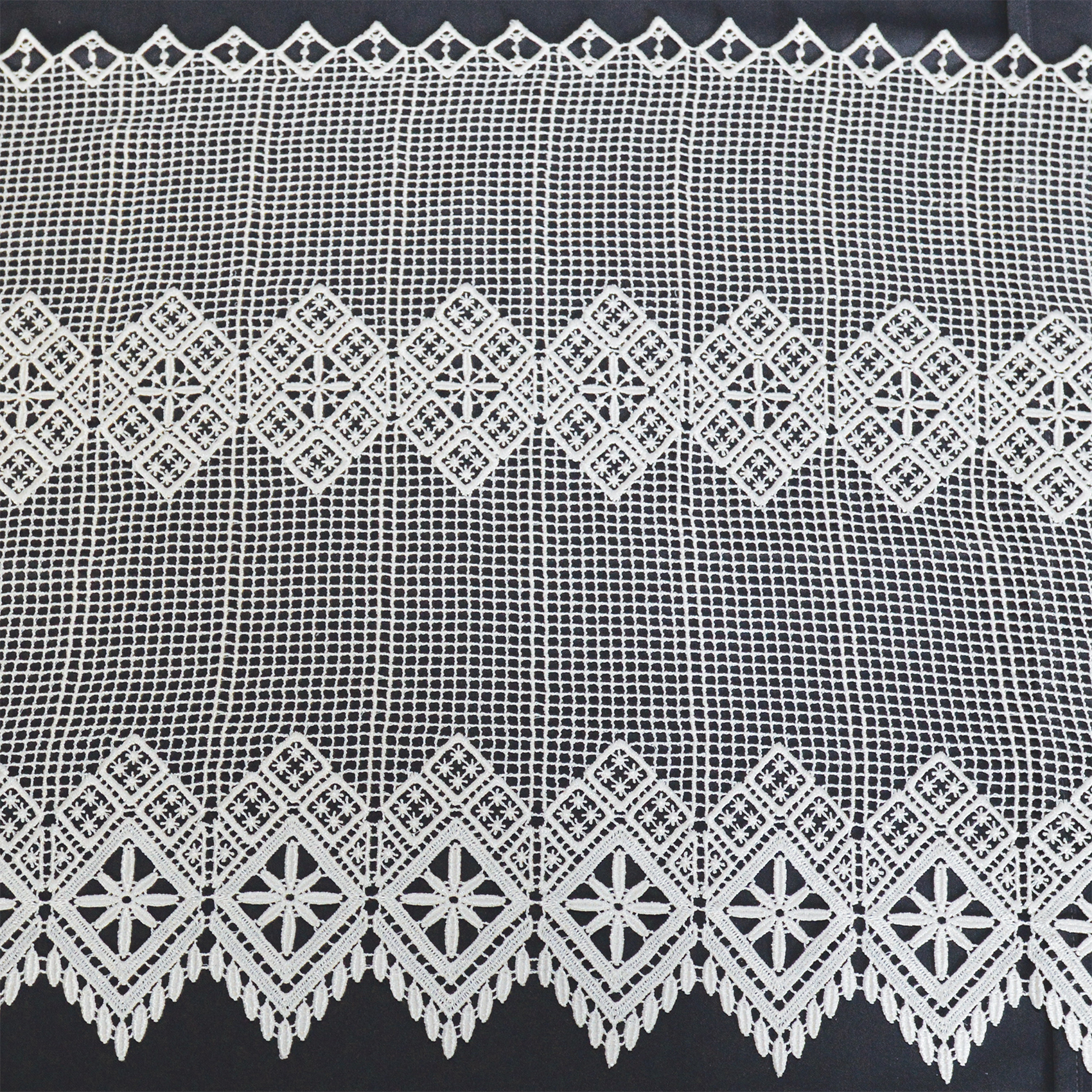 Brise bise en macramé au style graphique