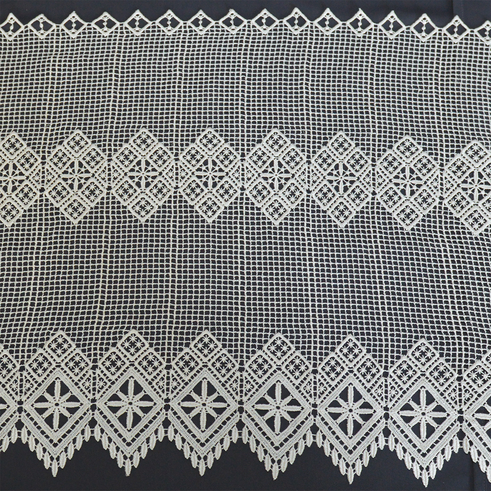 Brise bise en macramé au style graphique — vue 3