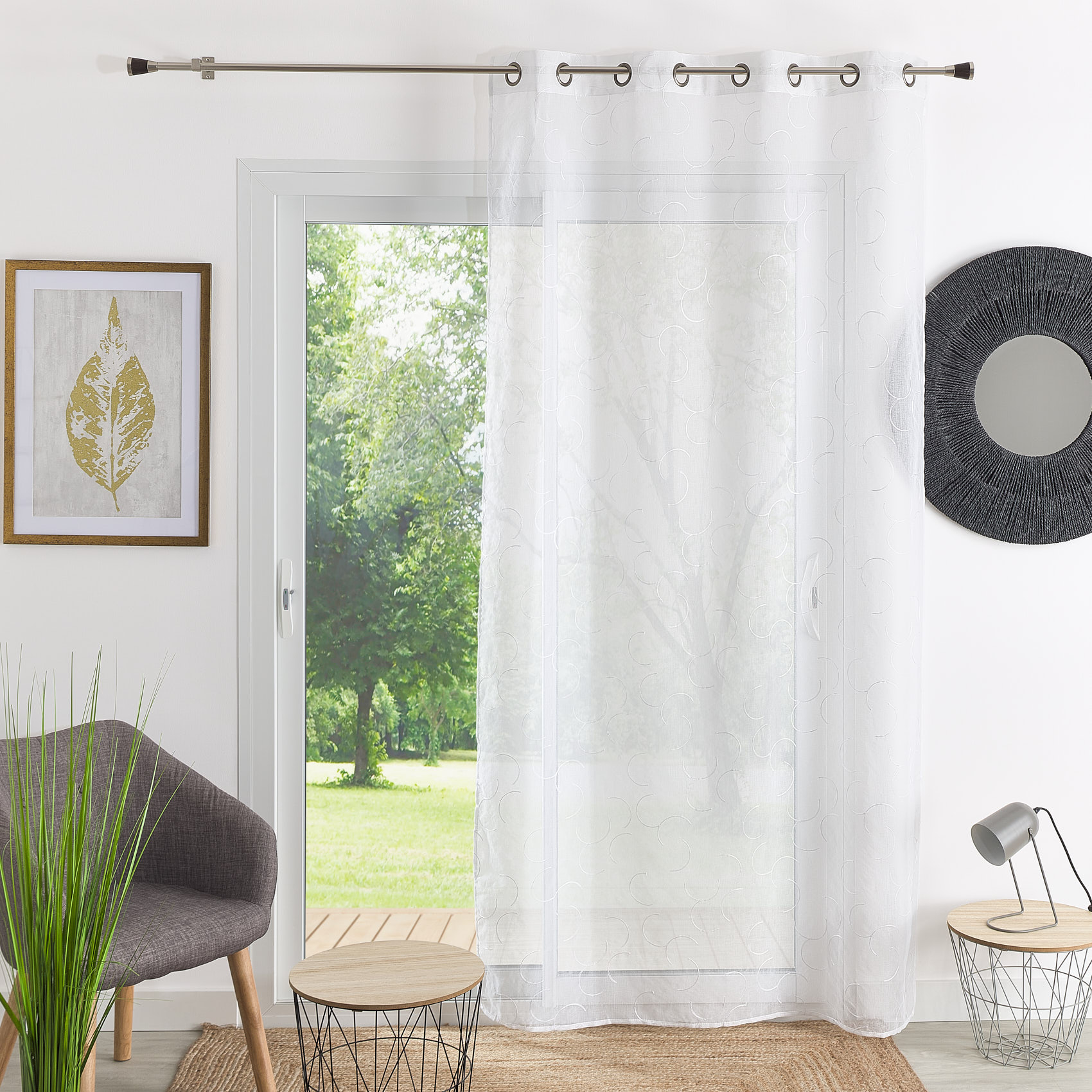 Voilage tamisant en étamine brodée