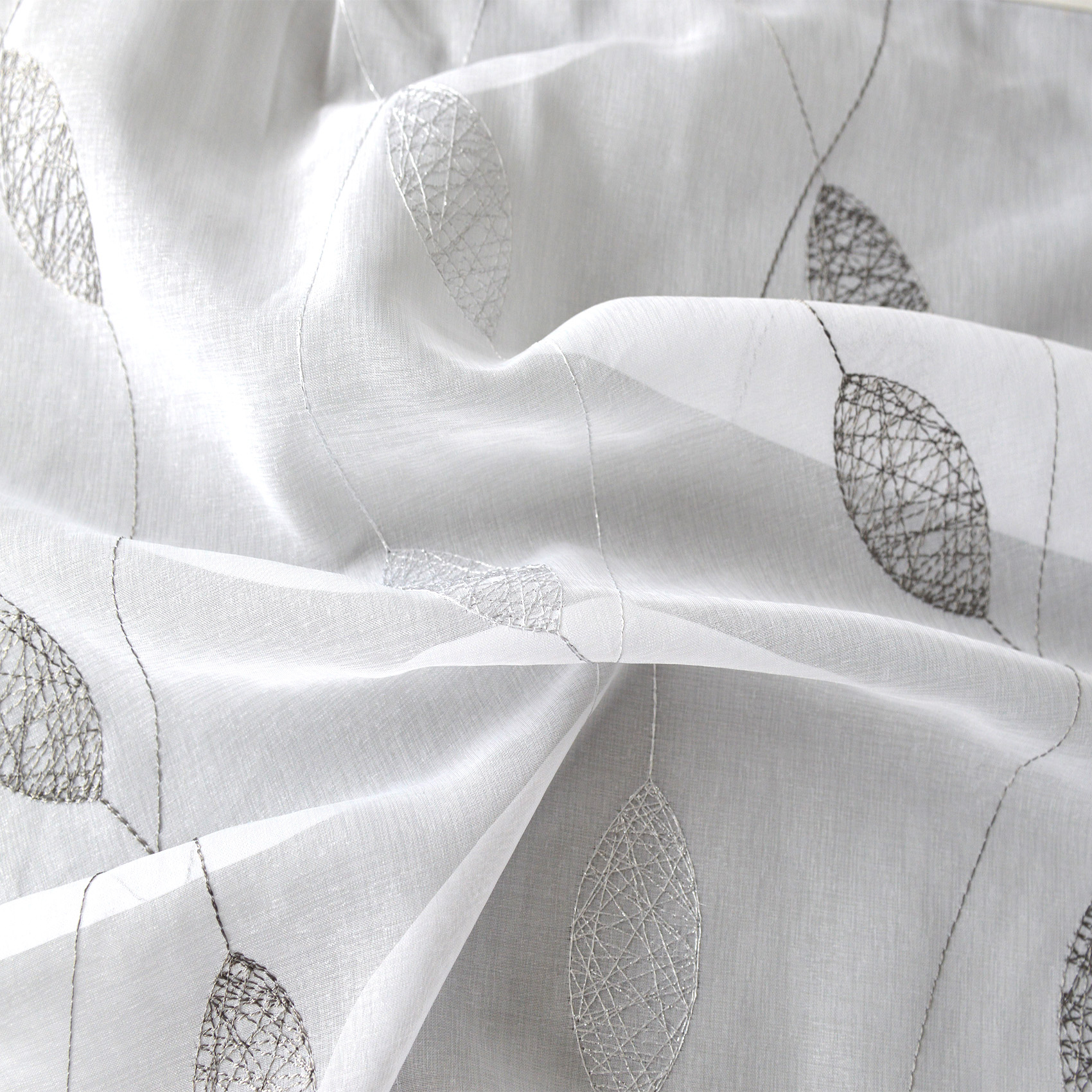 Tissu brodé  feuilles
