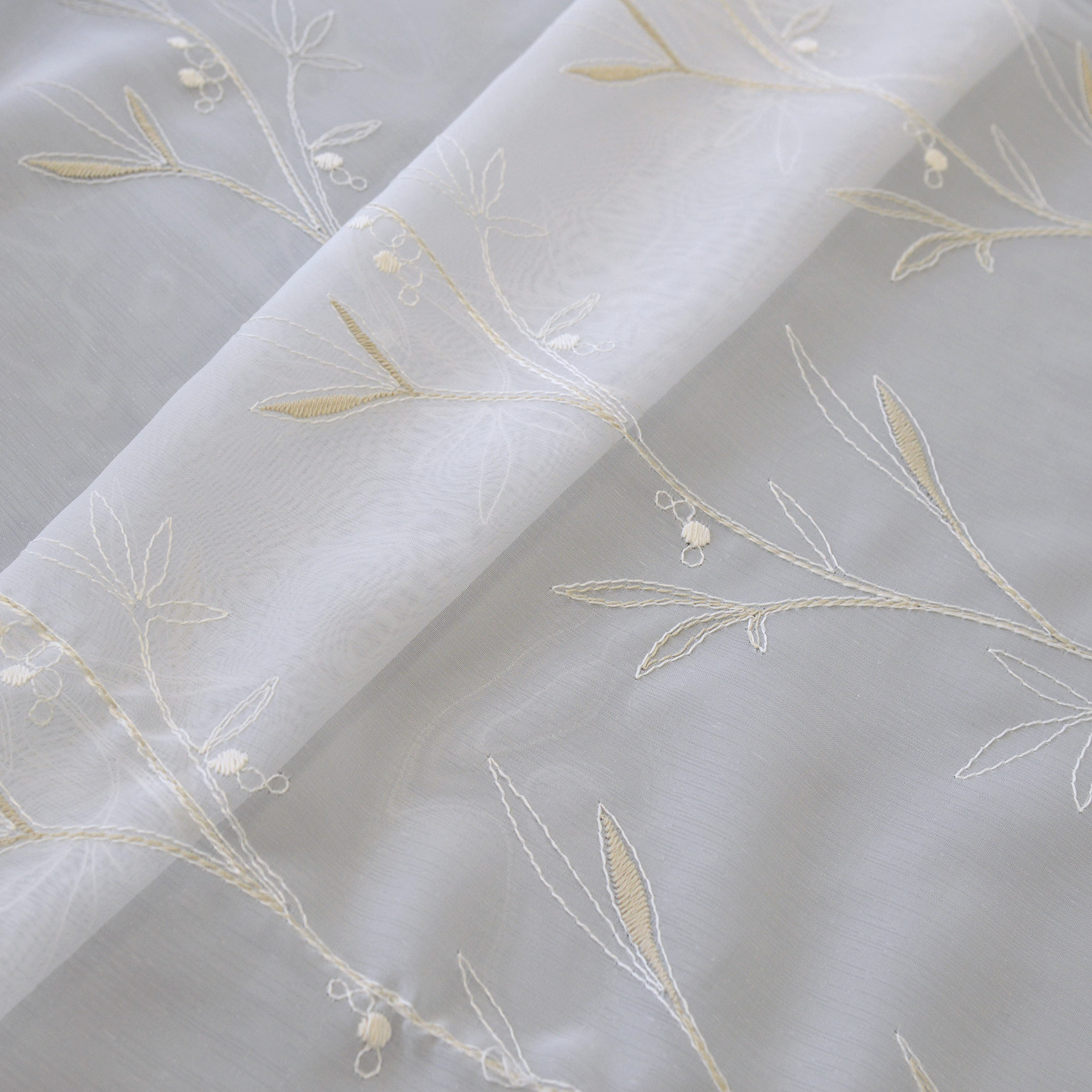 Tissu en étamine brodée avec bas festonné