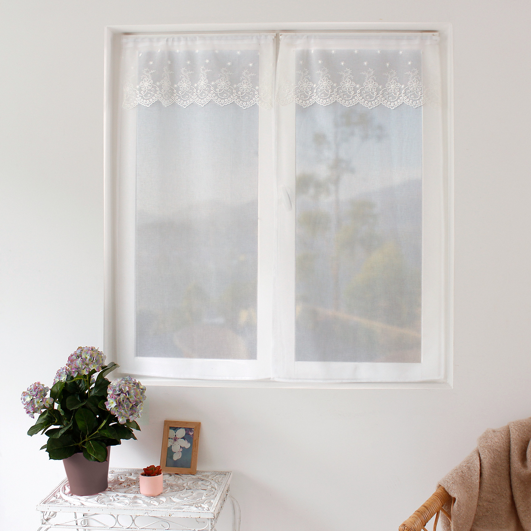 Paire de petits voilages avec top à volant brodé