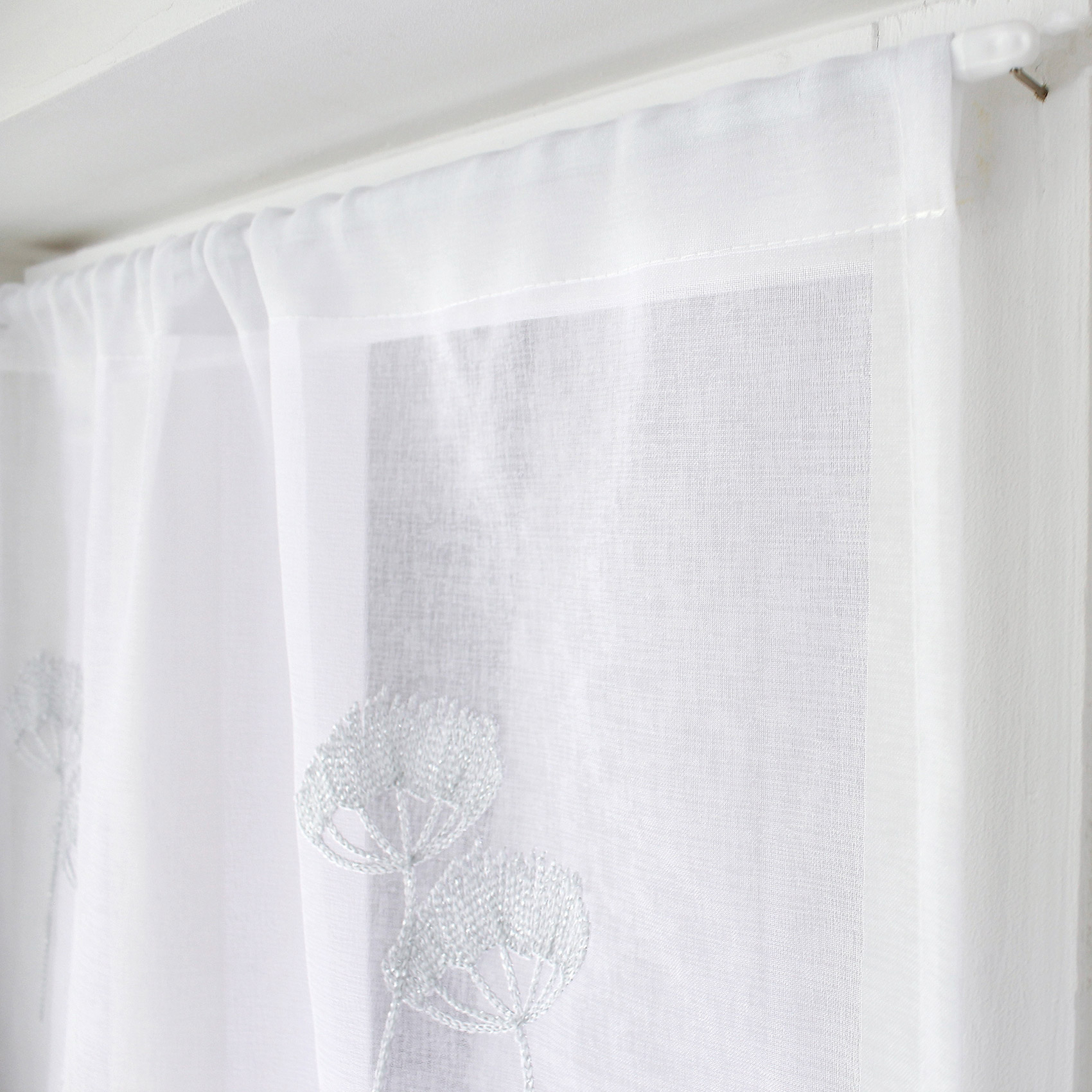 Paire de petits voilages brodés de fleurs — vue 3