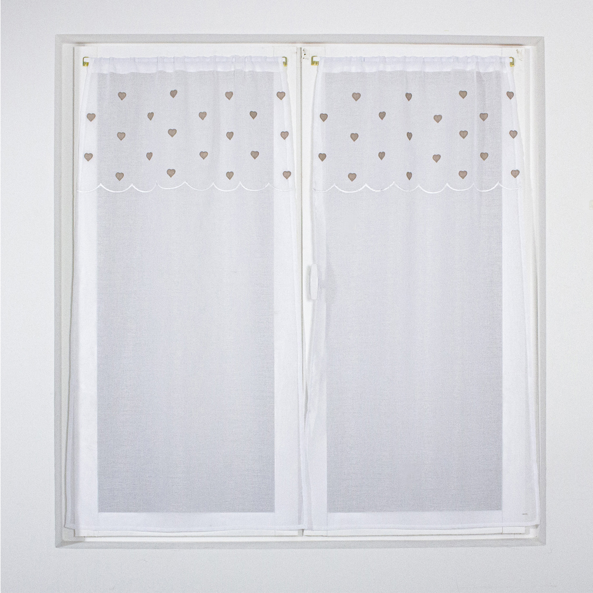 Paire de petits voilages droits sablés avec top à coeurs