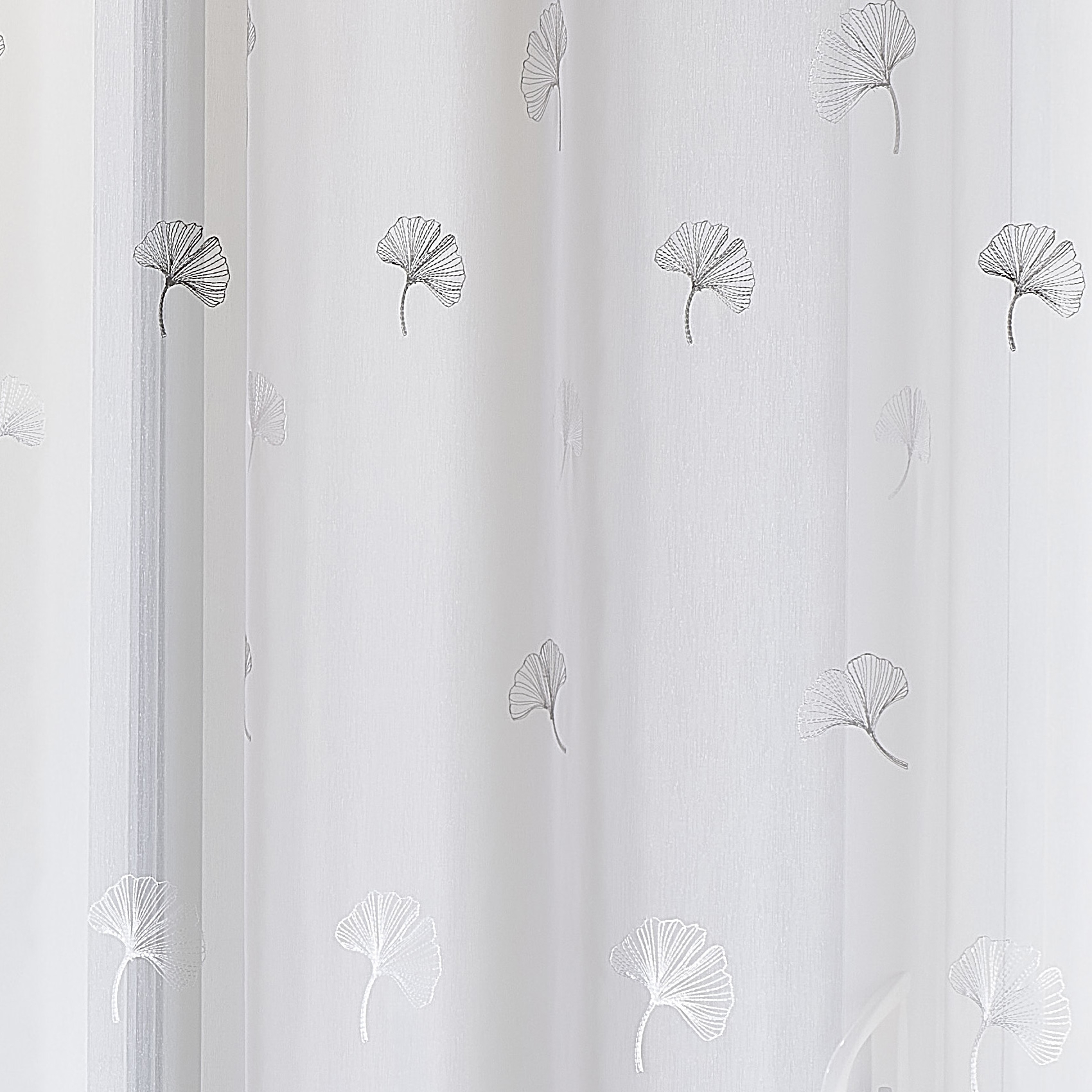 Tissu plombé et brodé feuilles de gingko — vue 3
