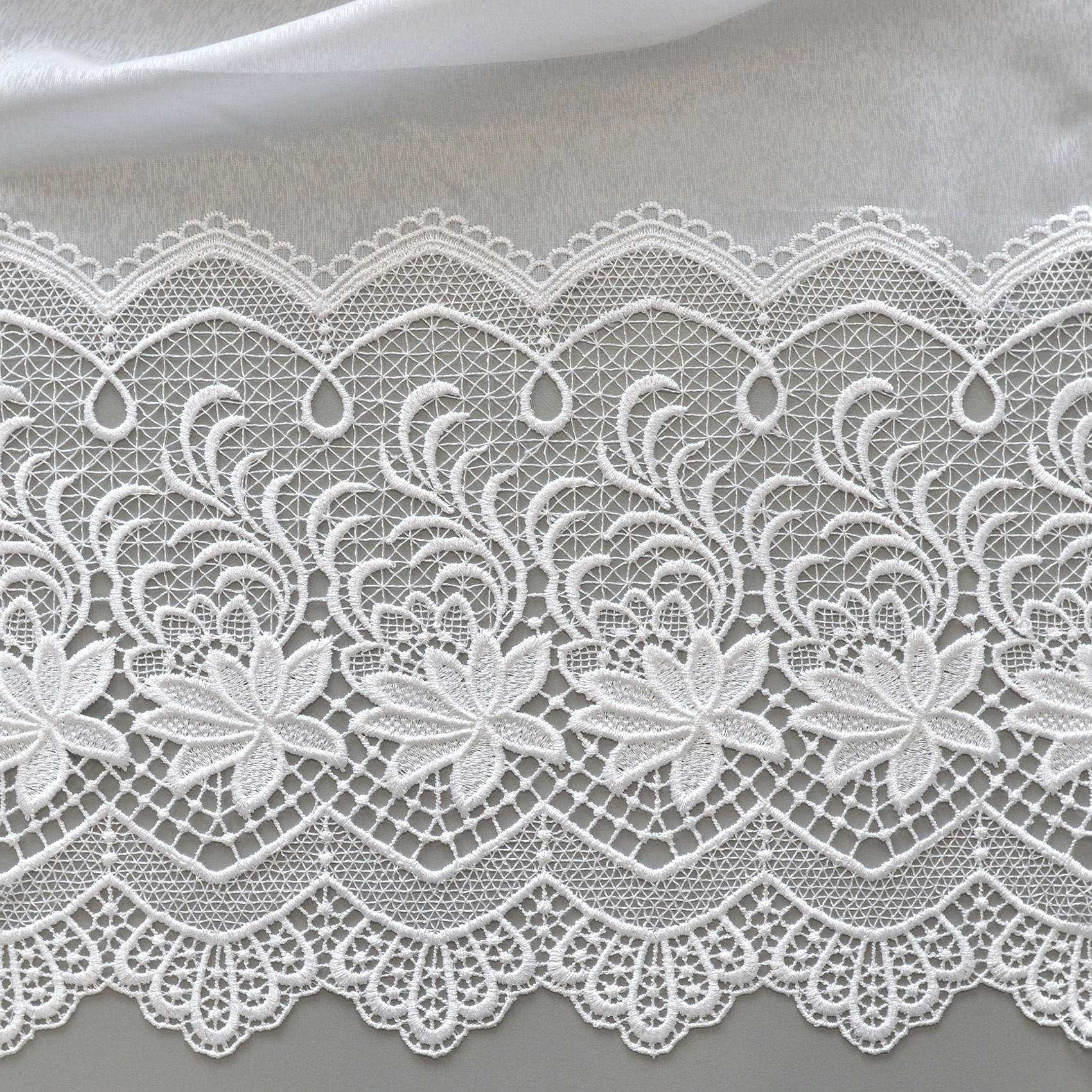 Tissu festonné base macramée