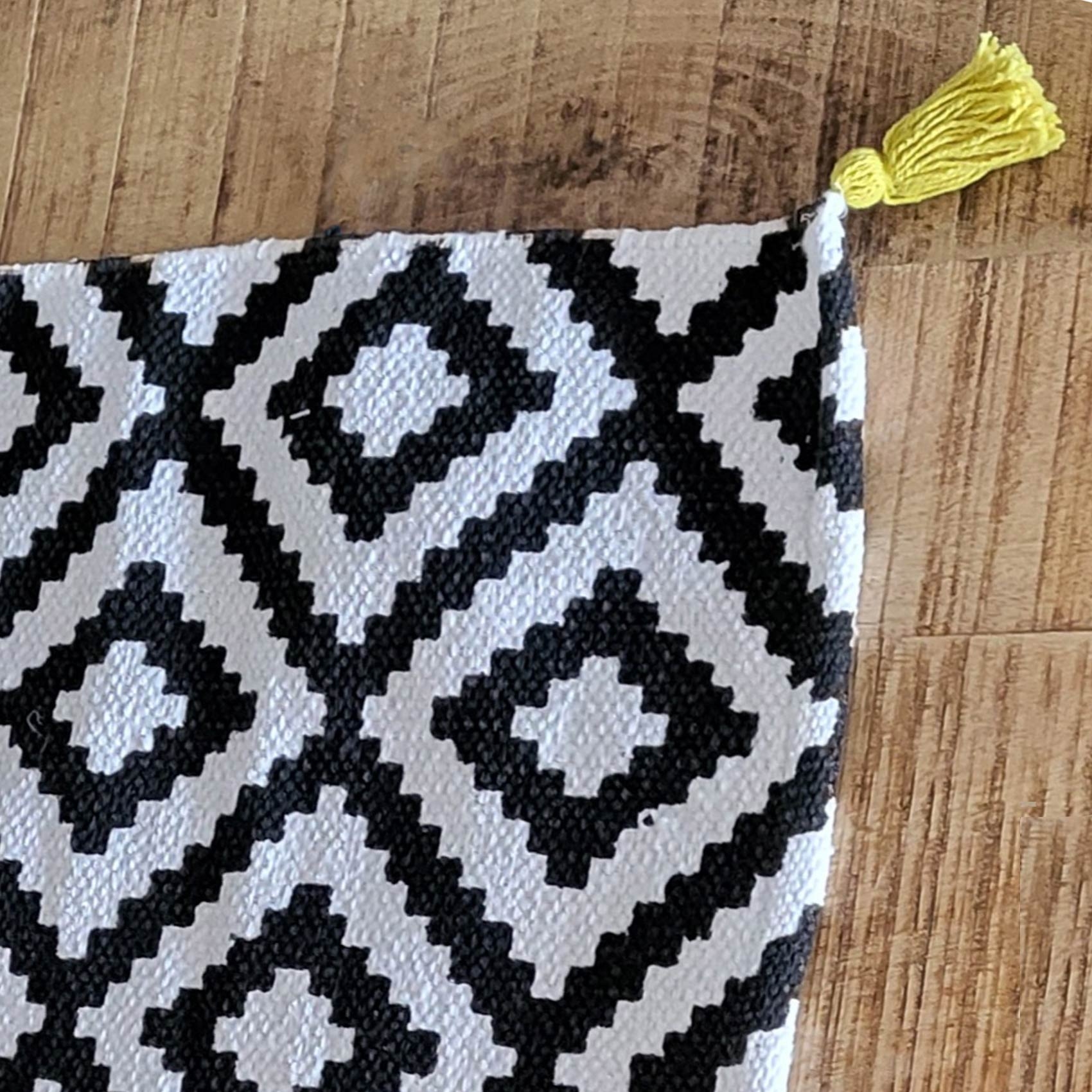 Tapis de bain Graphisme et Pompons — vue 3