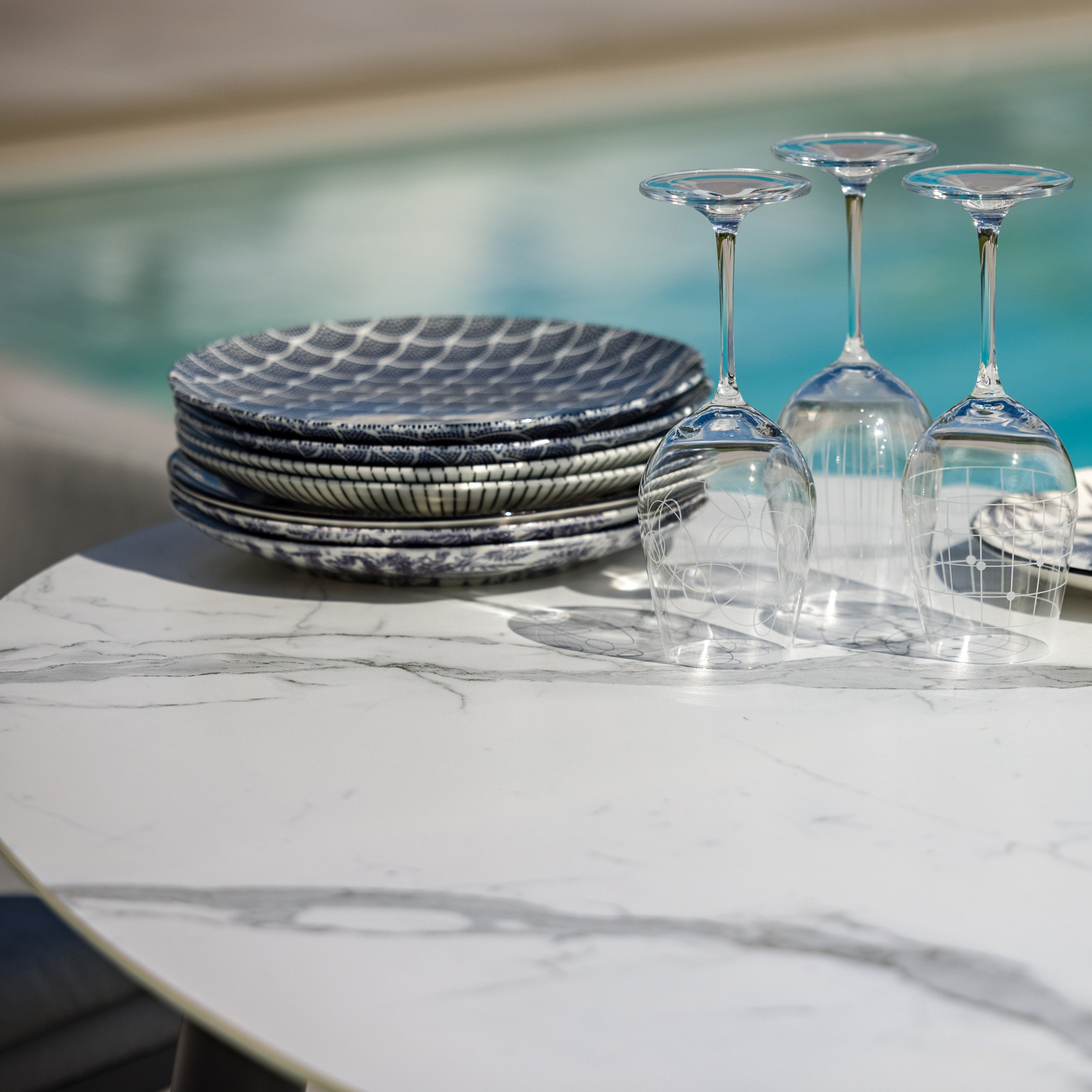 Table ovale à l'aspect marbre clair — vue 5