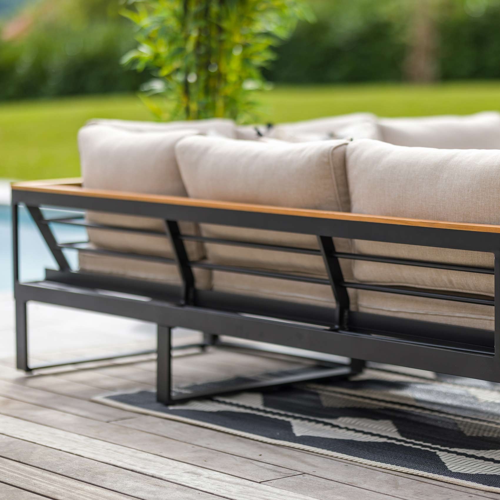 Salon exotique avec canapé d'angle — vue 3