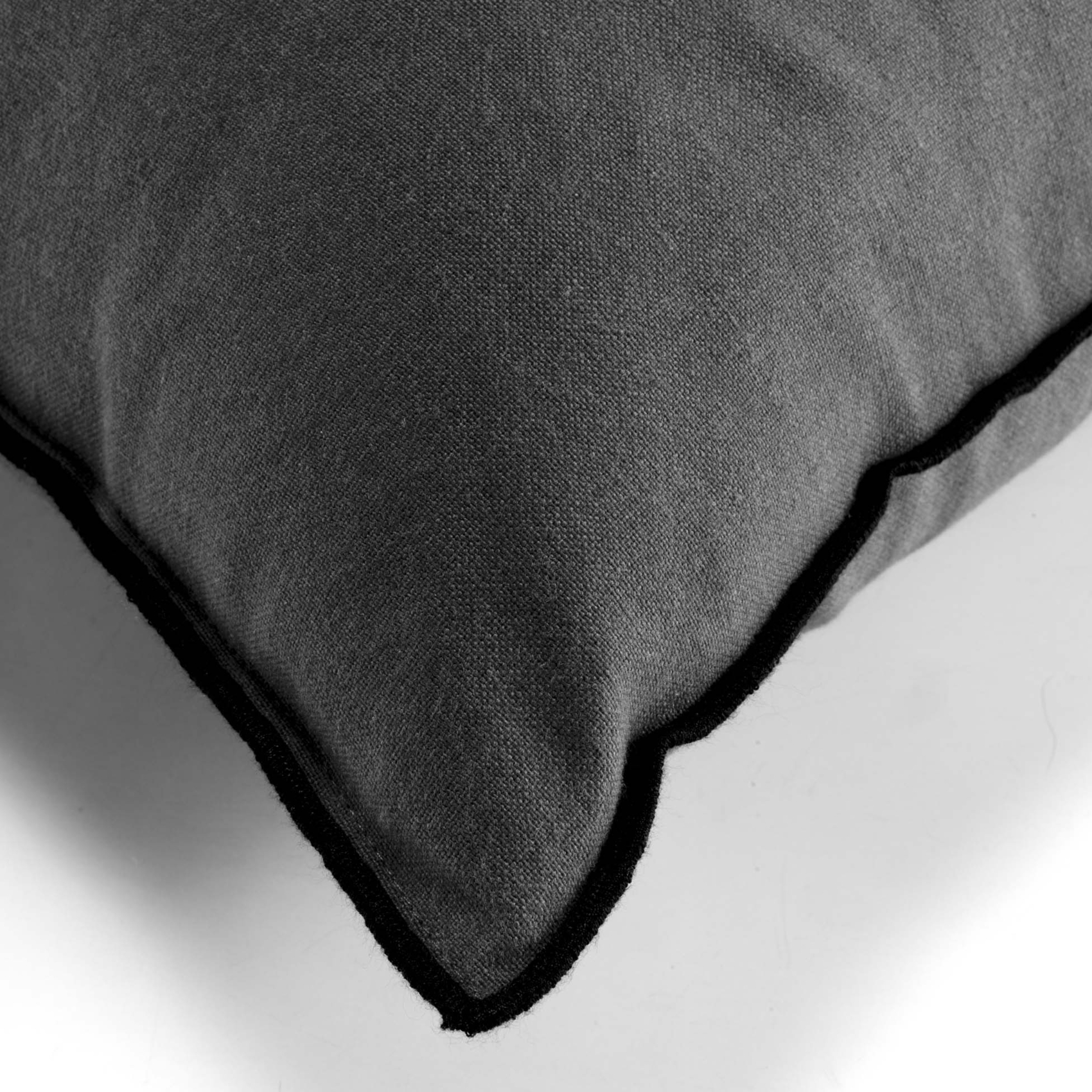 Coussin avec surjet en coton recyclé — vue 3