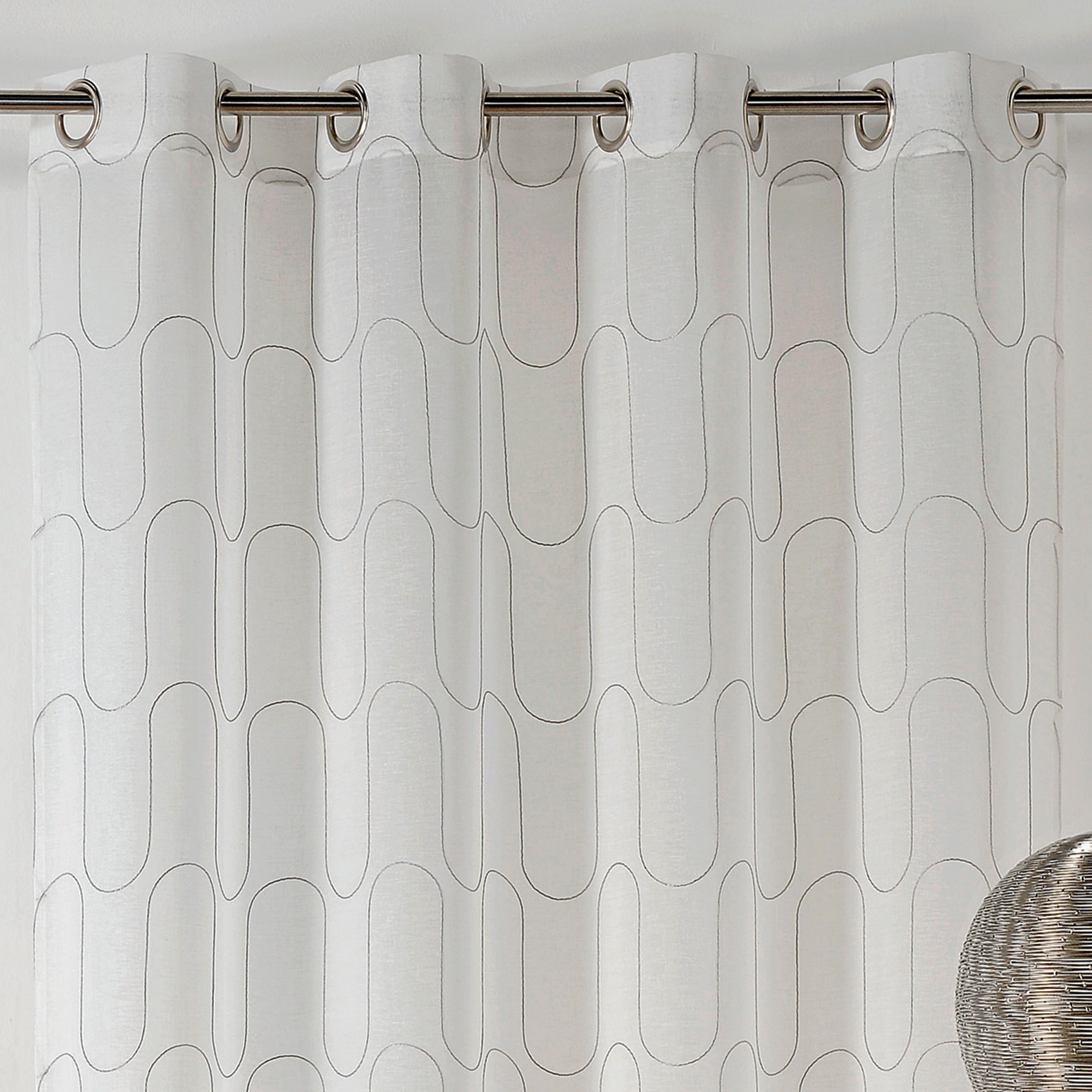 Voilage brodé d'un fil guipé — vue 3