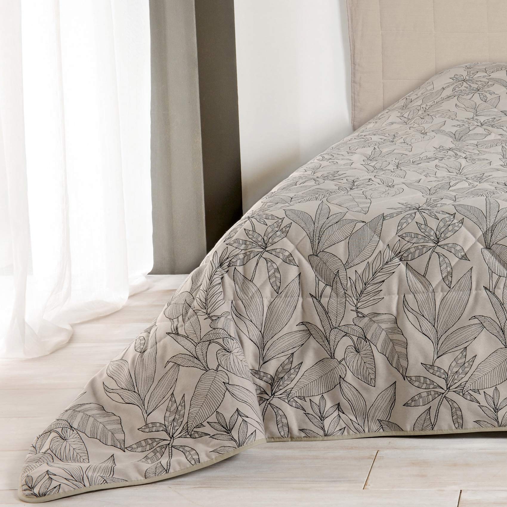 Jeté de lit aux feuilles stylisées — vue 6