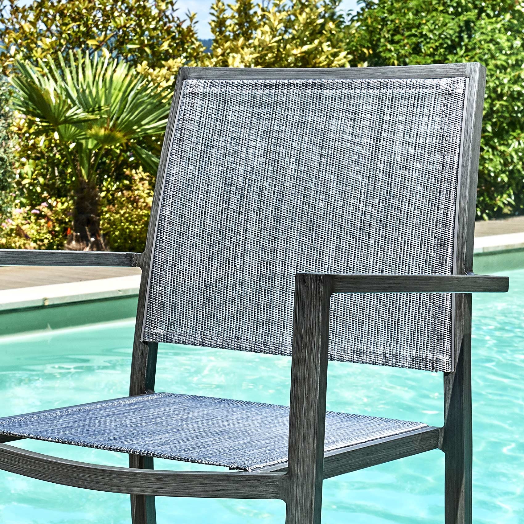 Fauteuil empilable en finition teck recyclé — vue 3