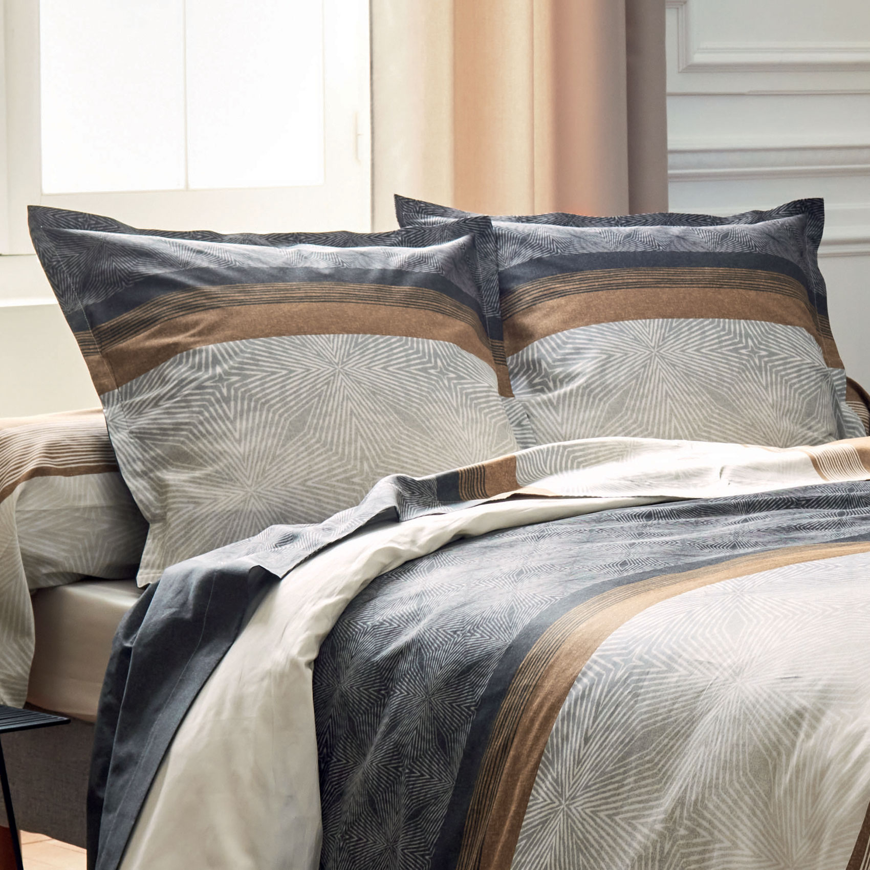 Taie de traversin au style graphique et masculin — vue 3