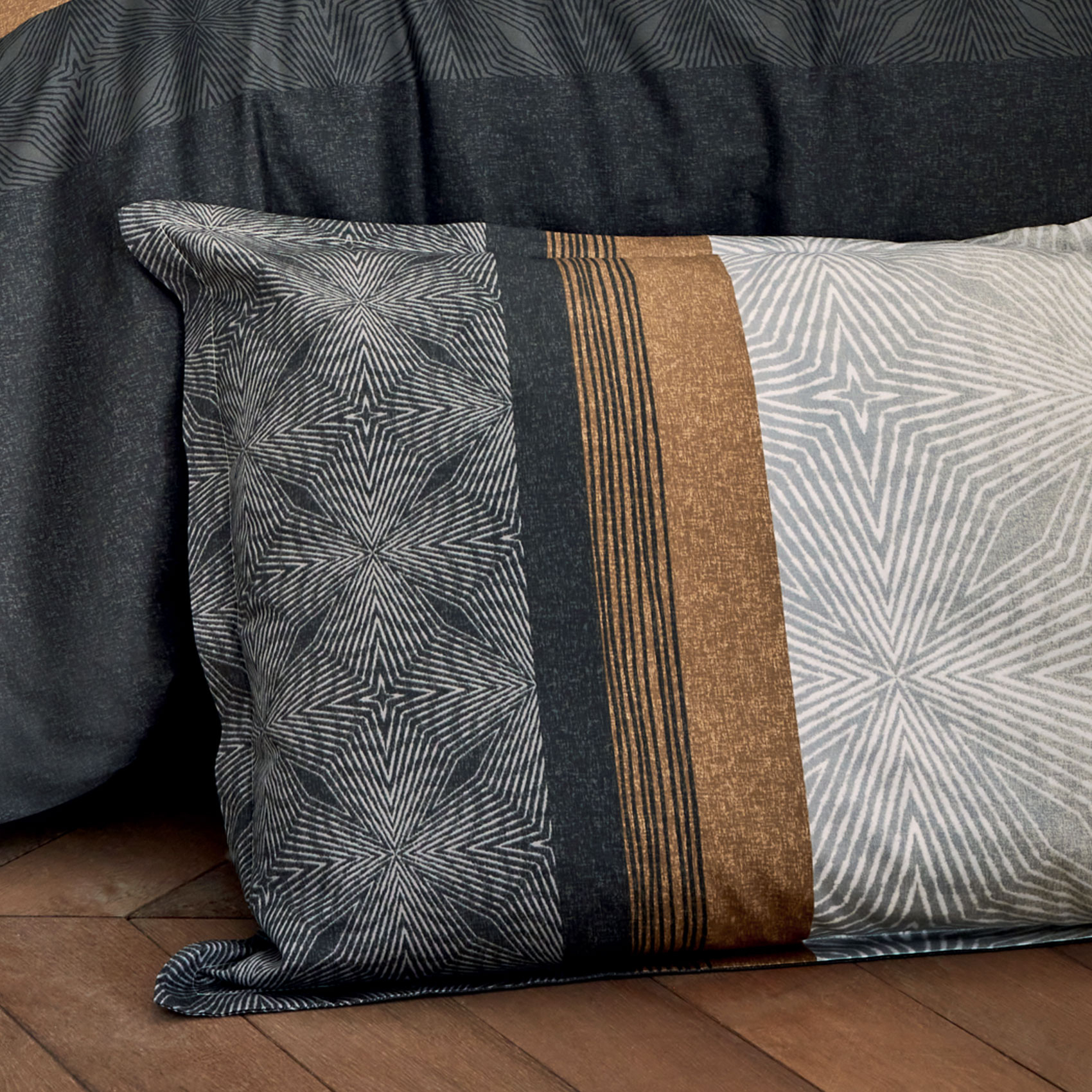 Taie d'oreiller au style graphique et masculin — vue 3