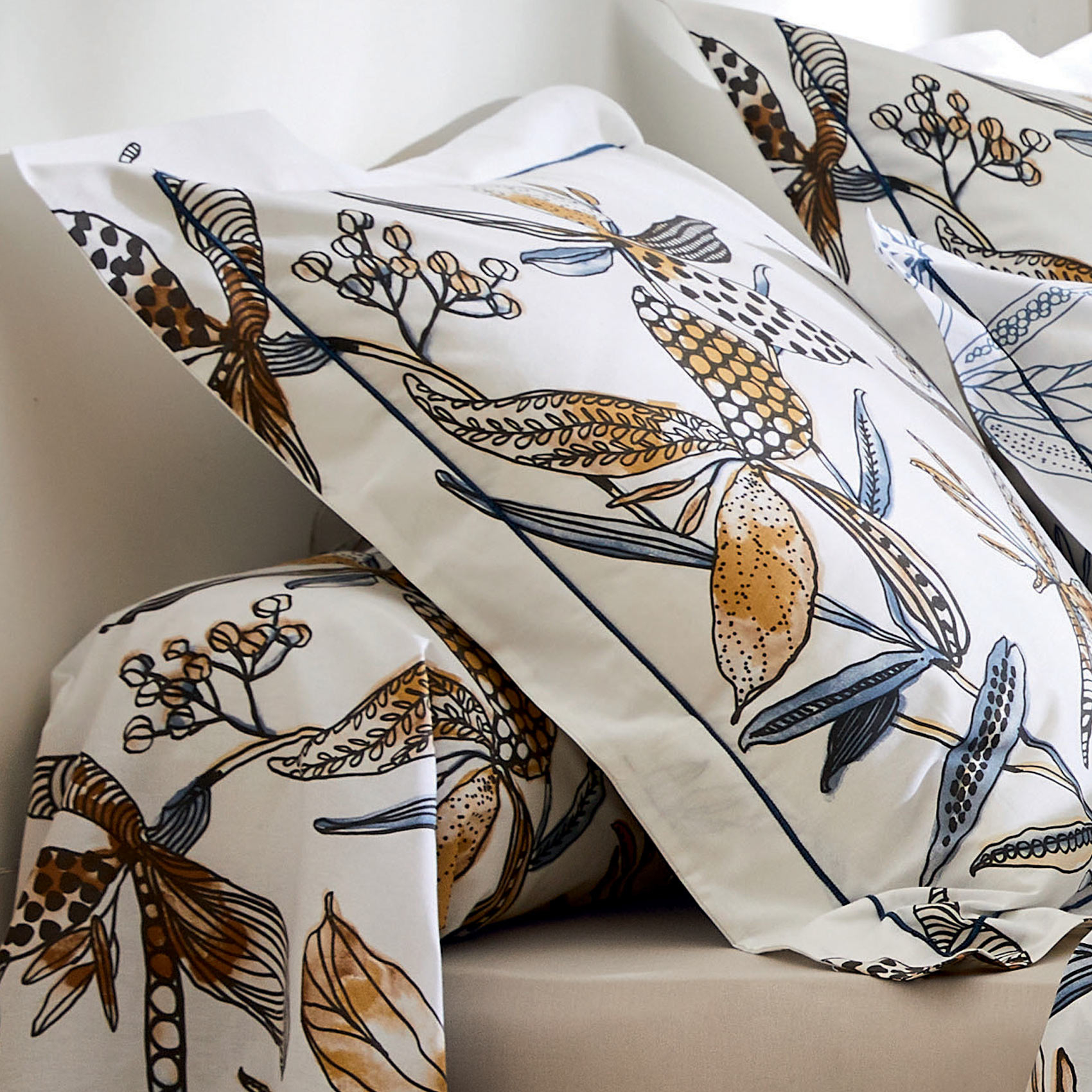 Parure de lit aux fleurs exubérantes — vue 3