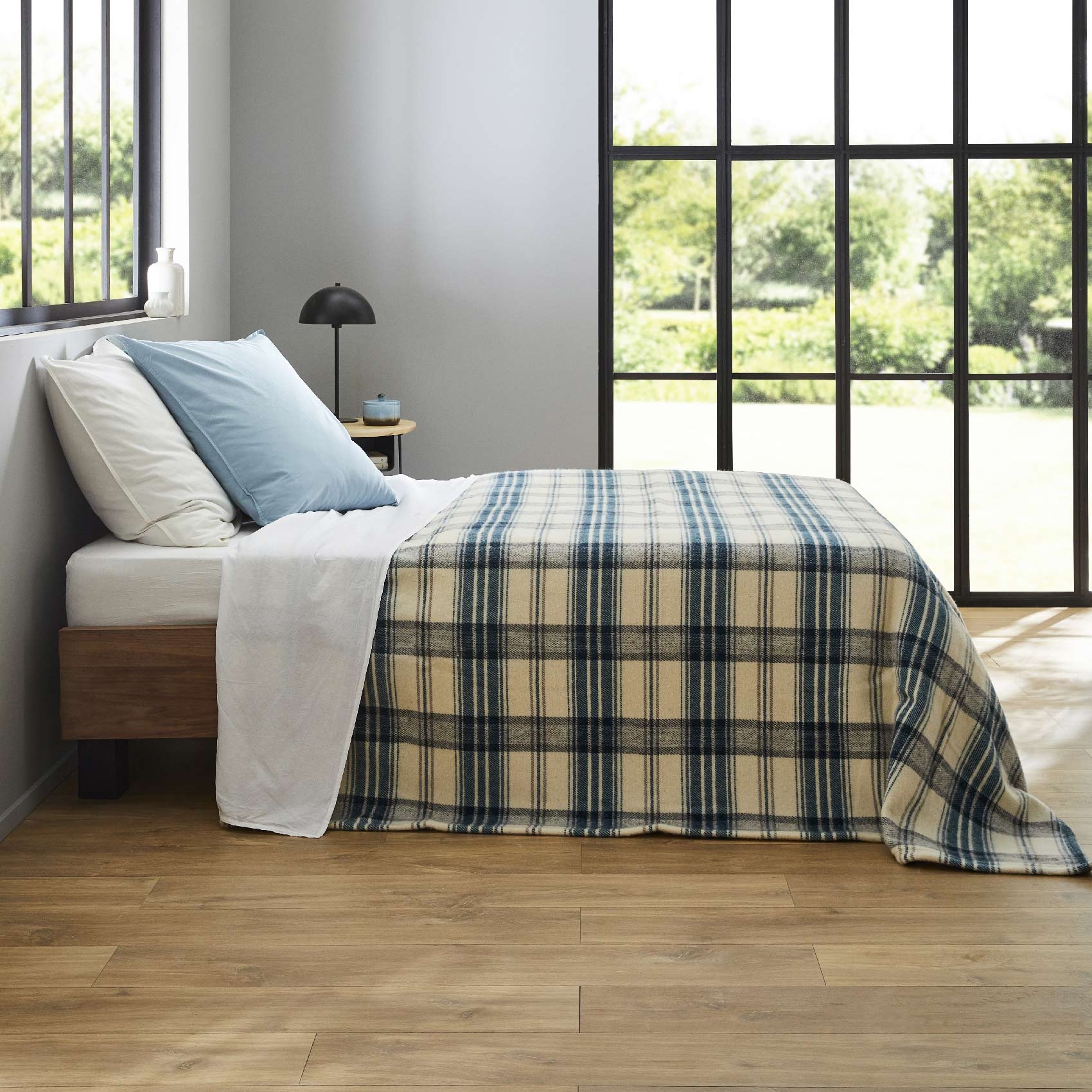 Couverture en laine tartan esprit montagne — vue 4