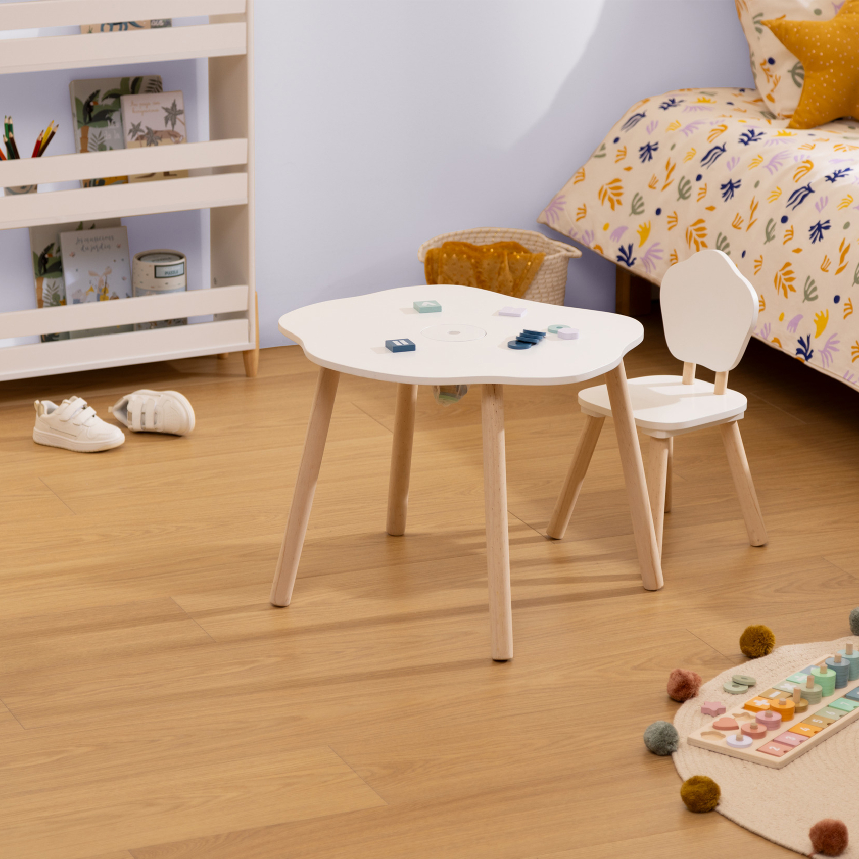 Chaise enfant forme organique — vue 4