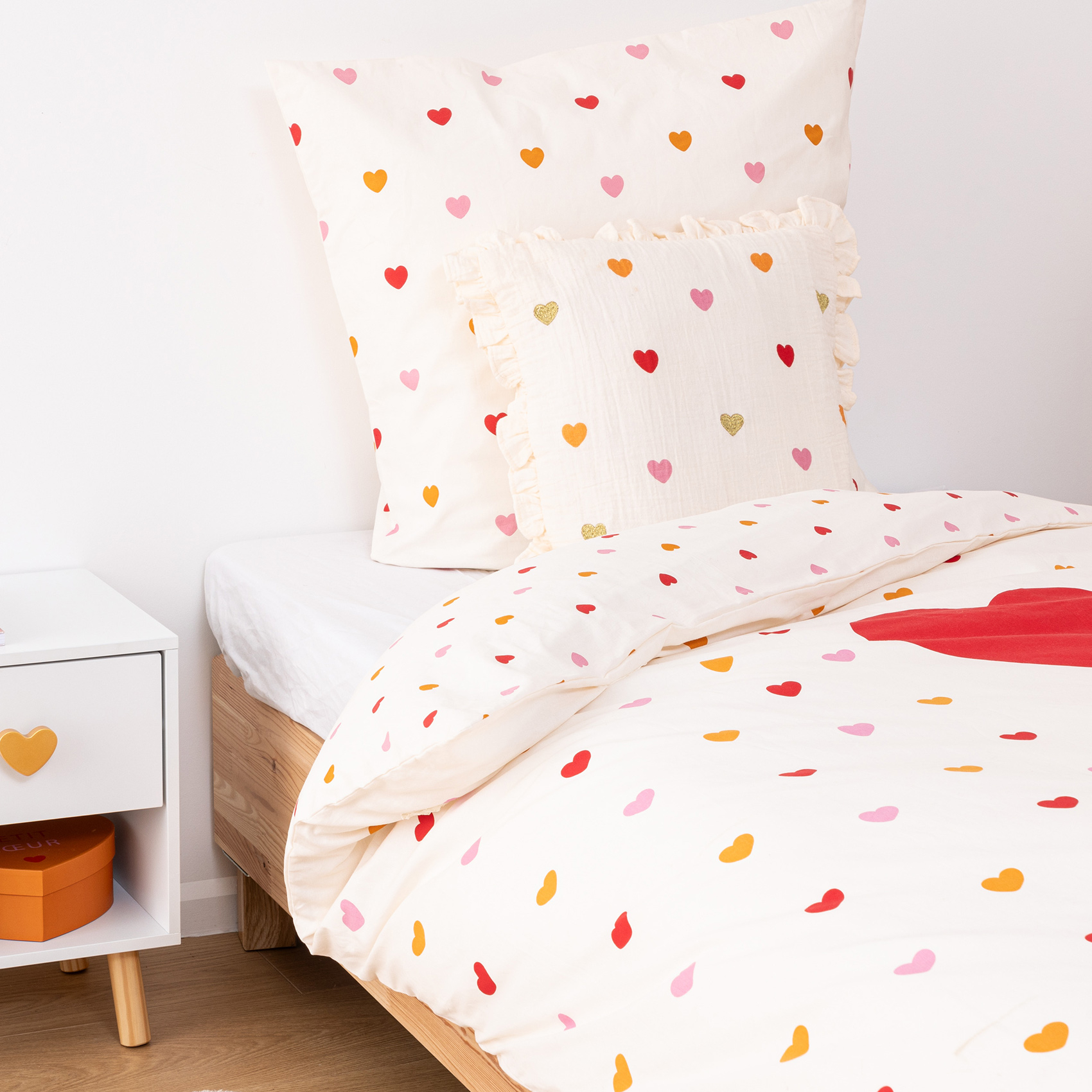 Coussin gaze de coton volants et coeurs brodés — vue 4