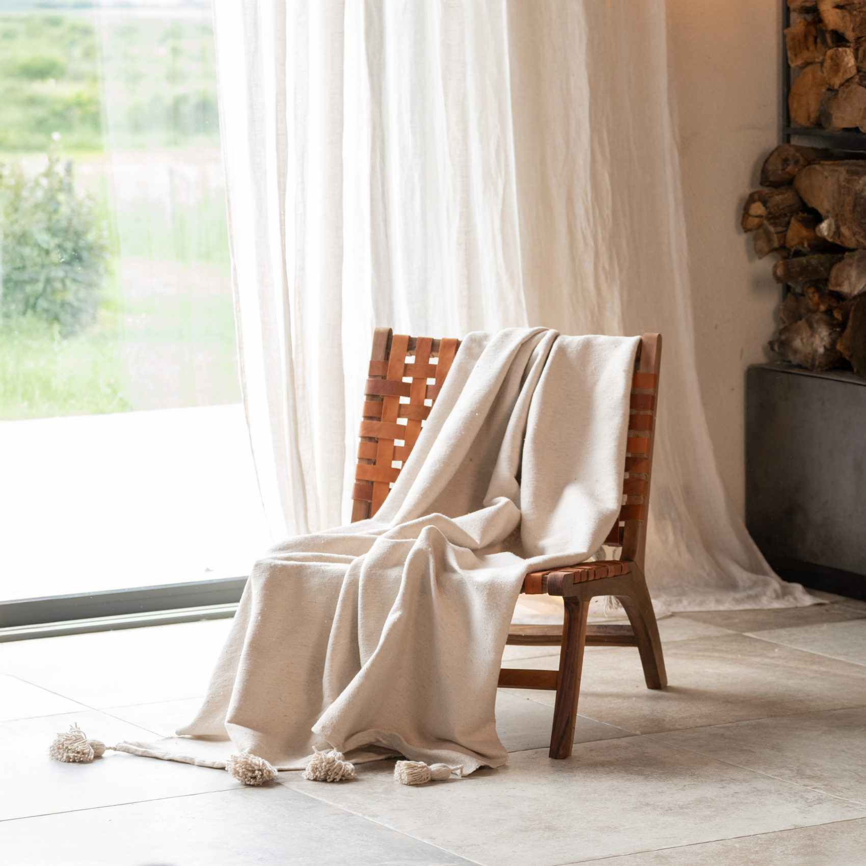 Plaid ou jeté de lit laine à pompons