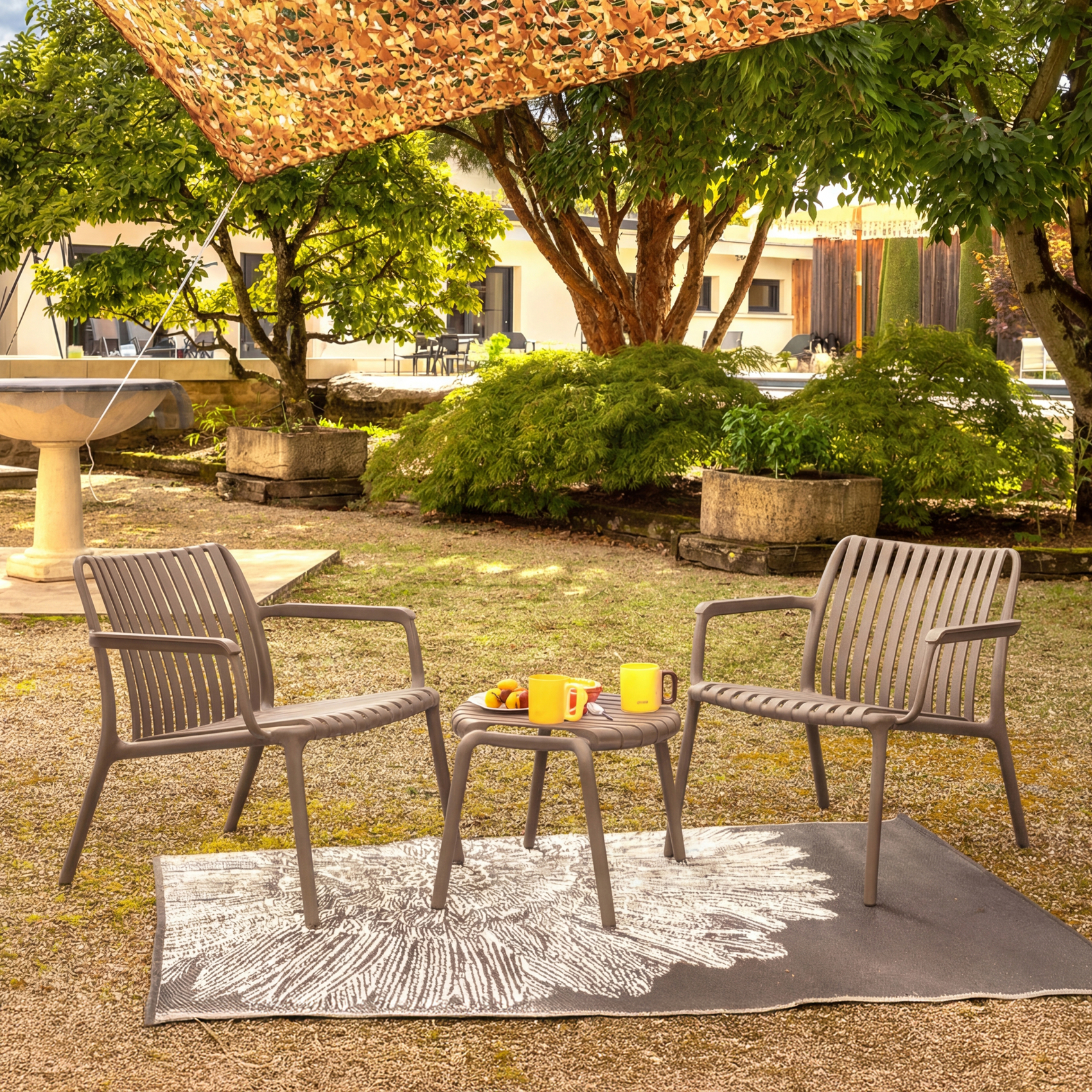 Table basse et repose-pieds de jardin — vue 3