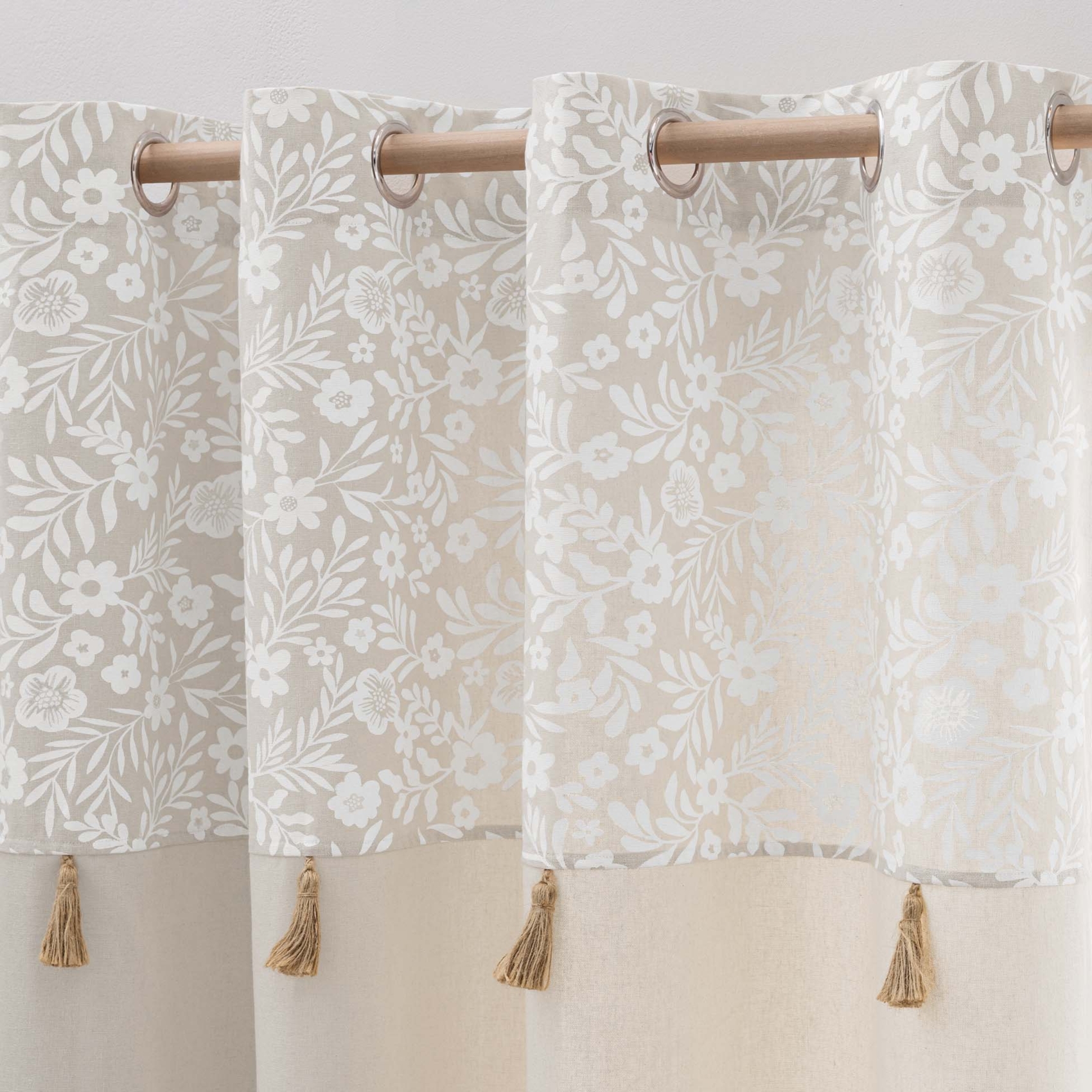 Rideau à œillets polycoton avec top floral et pompons — vue 5