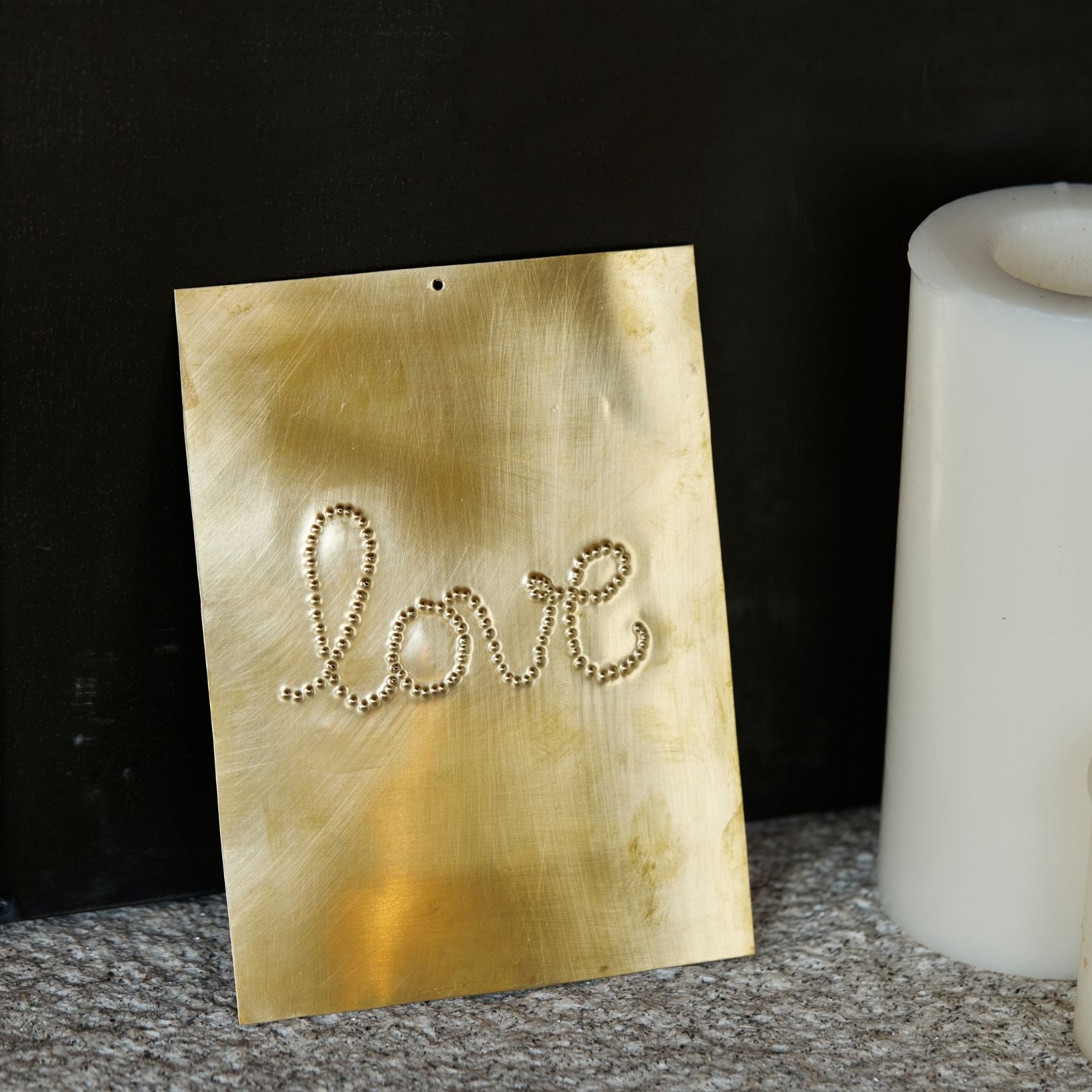 Déco murale laiton martelé LOVE — vue 4