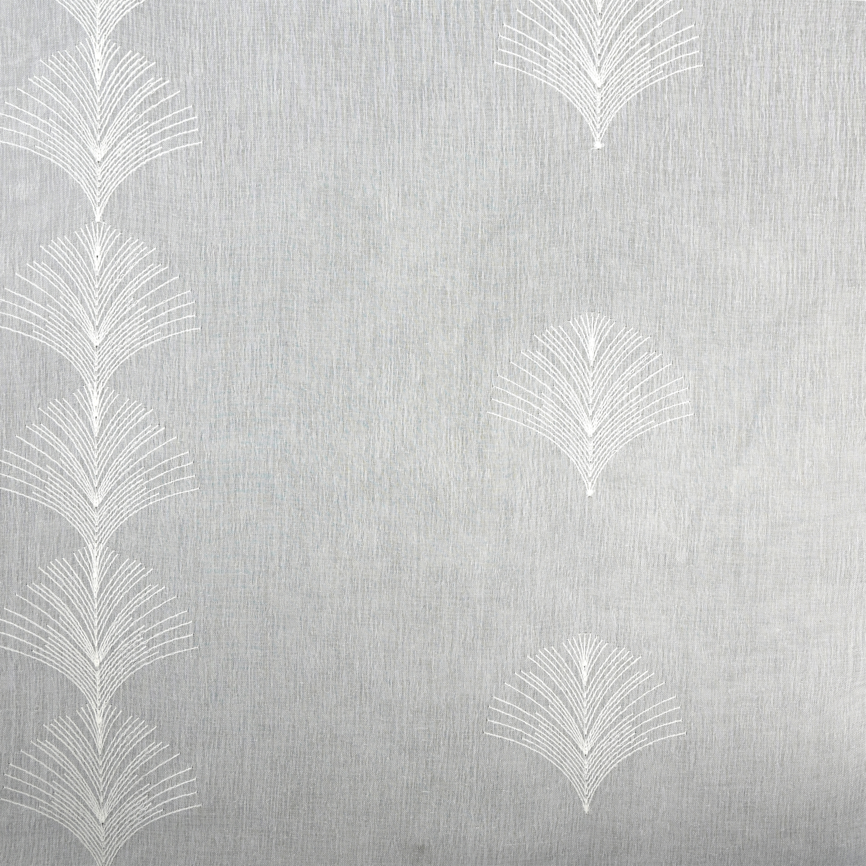 Tissu voilage brodé motif feuilles à bas plombé