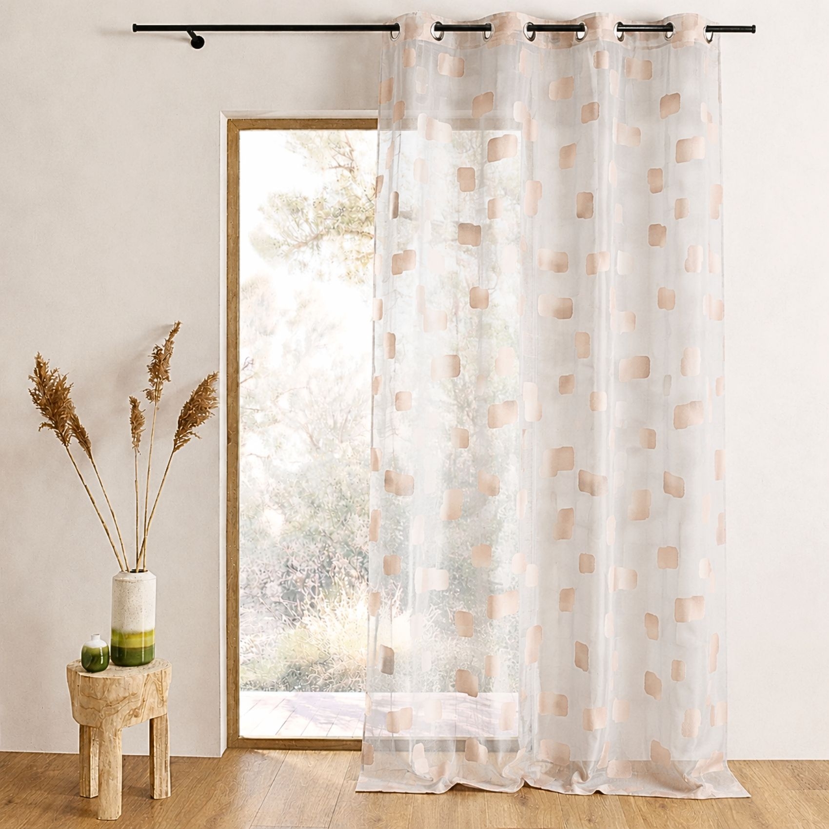 Voilage en organza jacquard et briques colorées