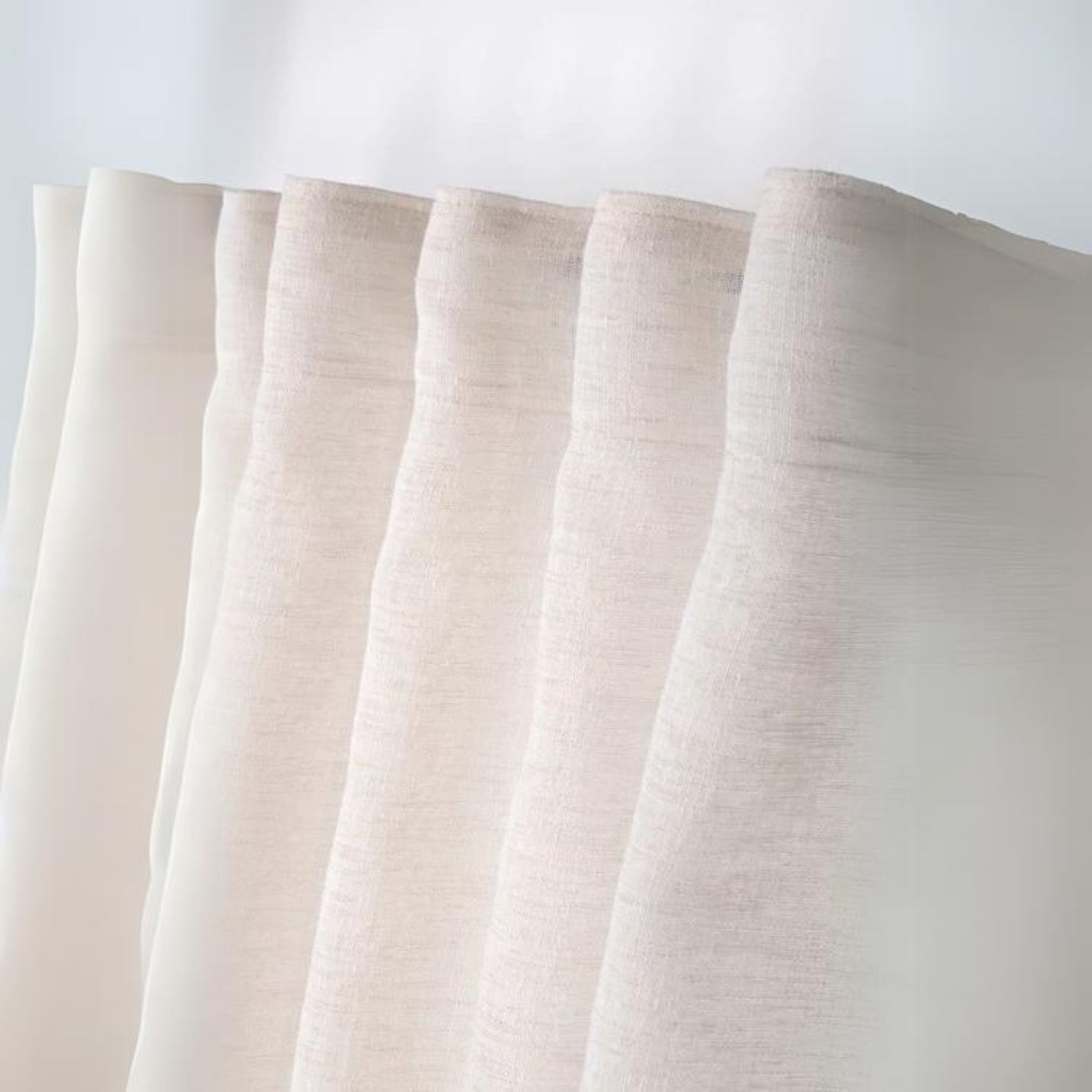 Voilage uni à passants dissimulés