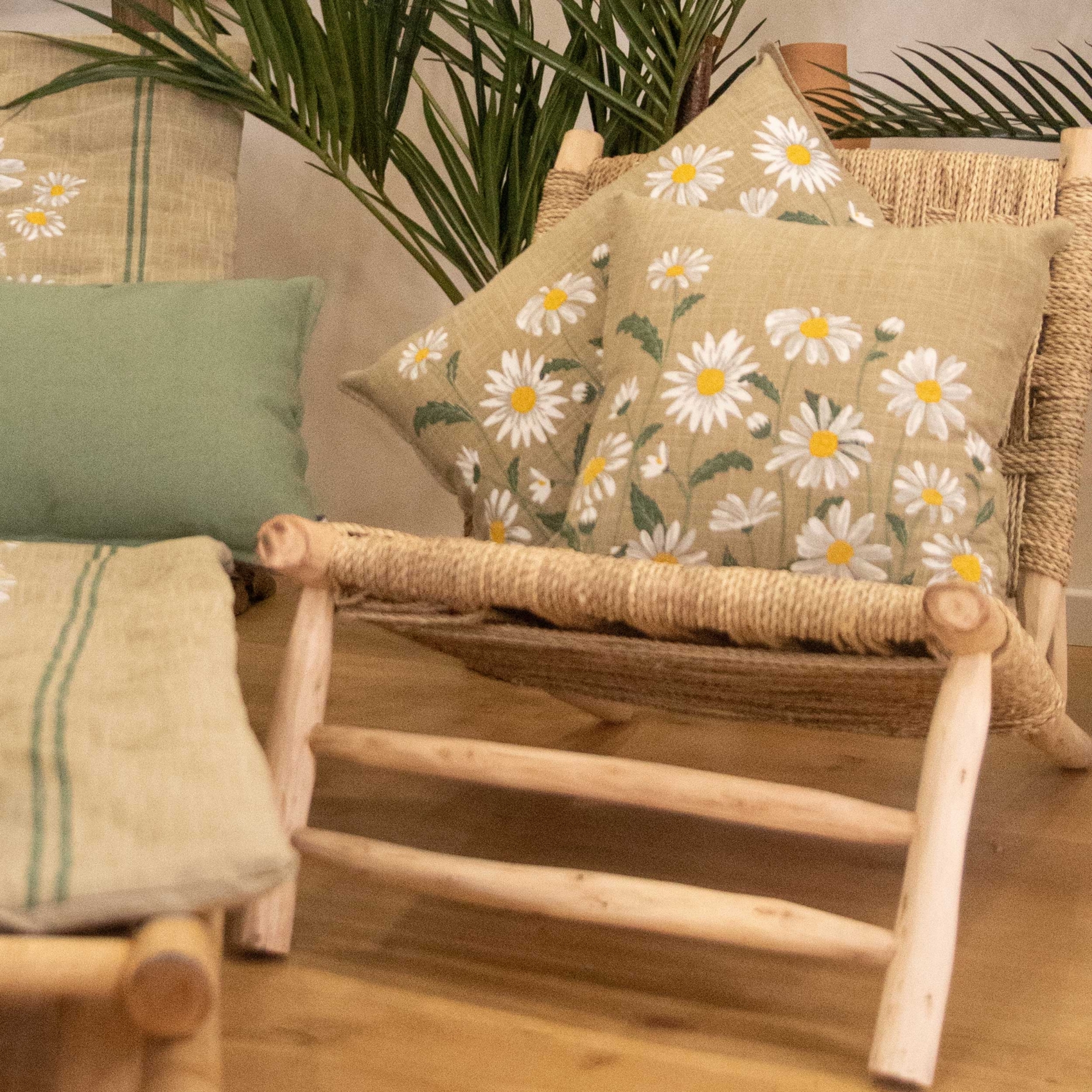 Coussin décoratif en coton motif marguerite — vue 4