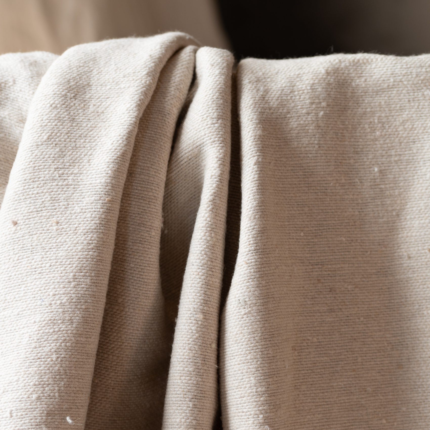 Plaid ou jeté de lit laine à pompons — vue 3