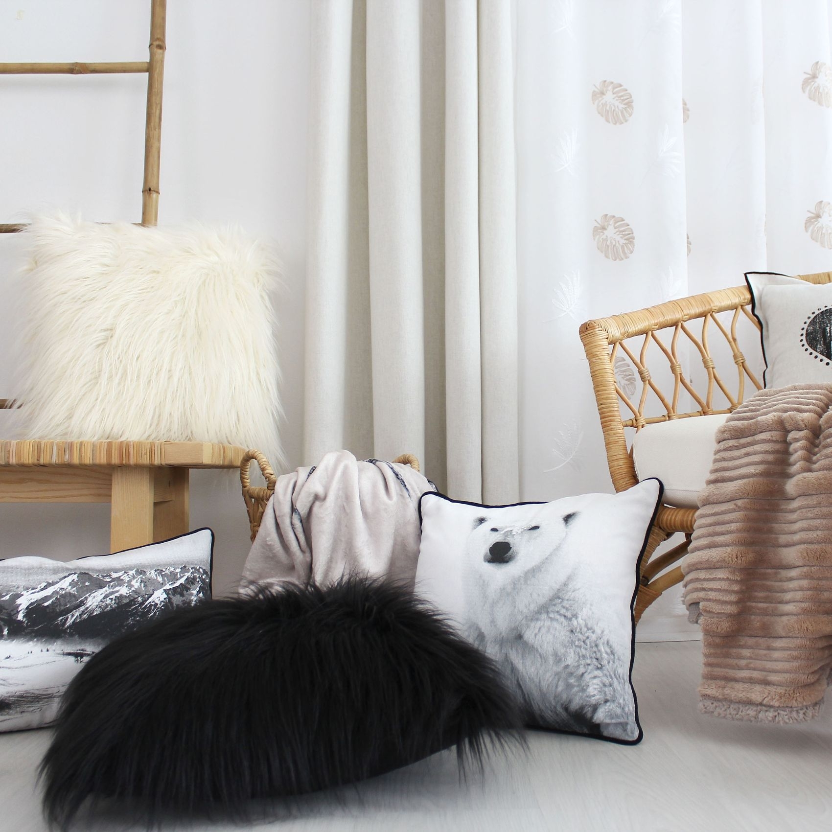 Coussin déhoussable uni imitation fourrure — vue 5