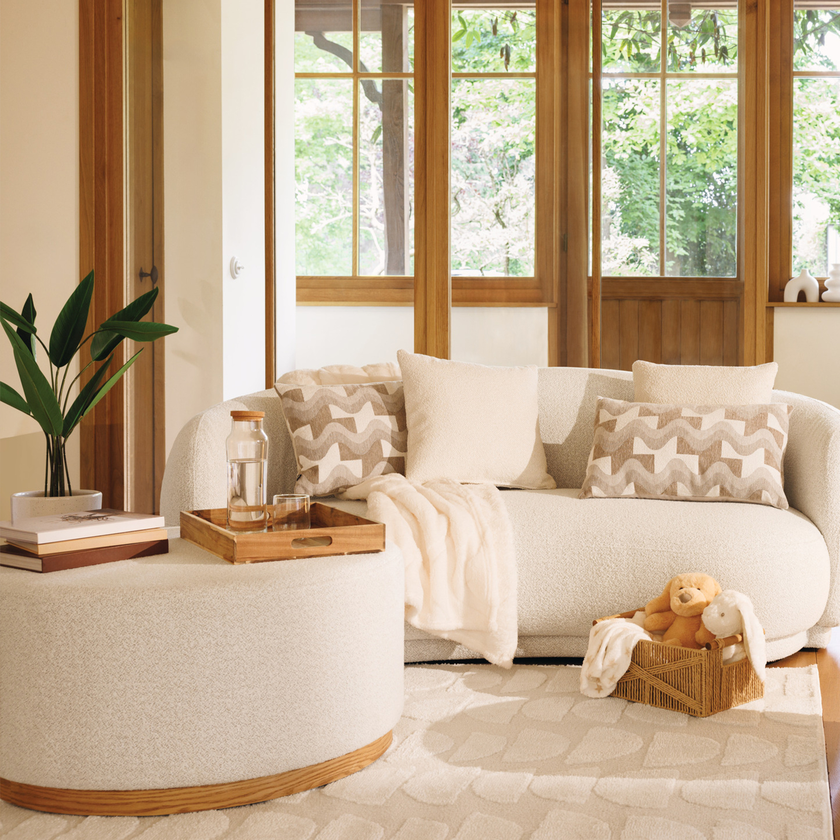Pouf XL rond en tissu bouclette avec base bois — vue 5