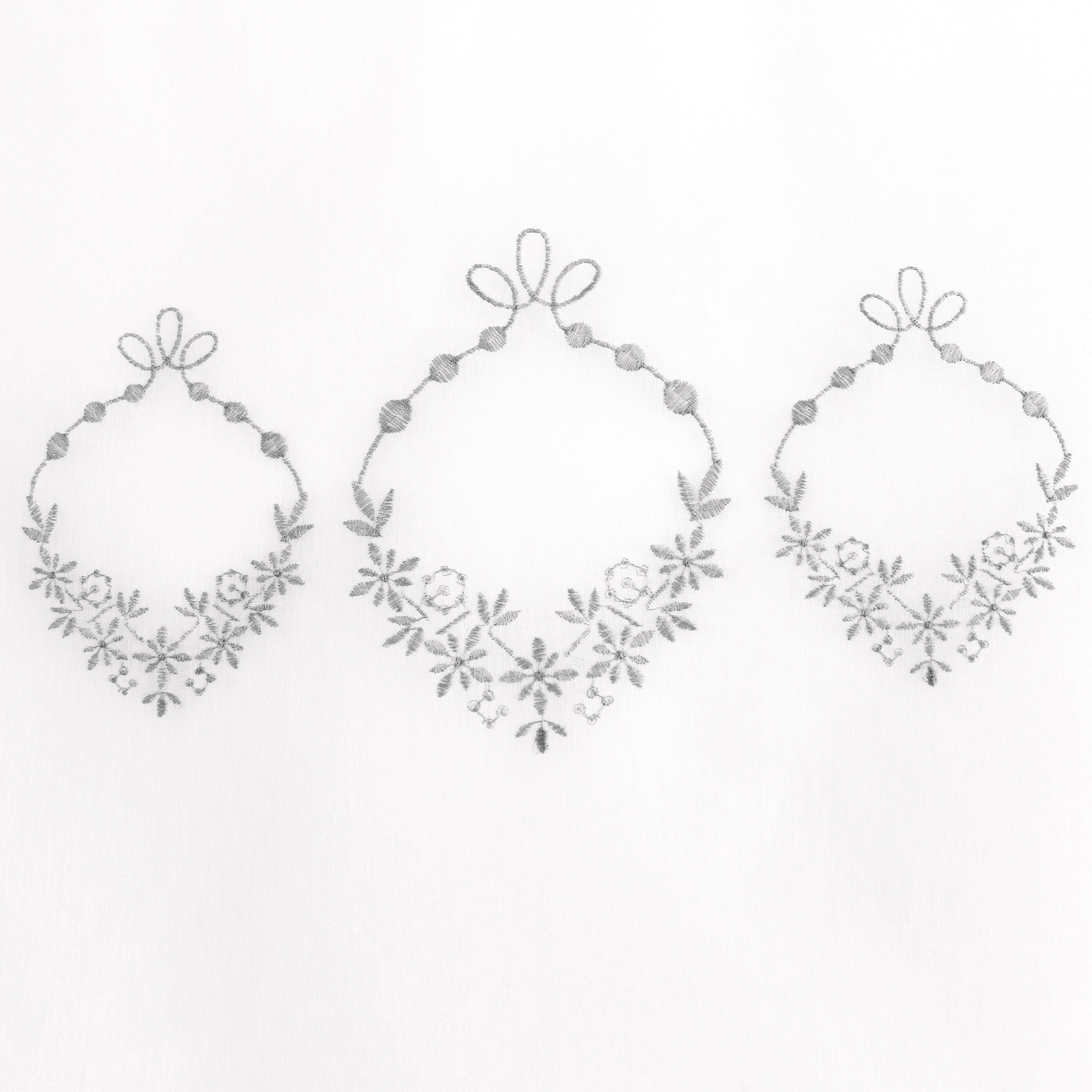Paire de petits voilages ornée de broderies — vue 4